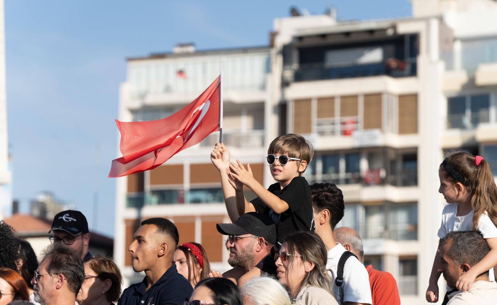İzmir semalarında 'kurtuluş' coşkusu