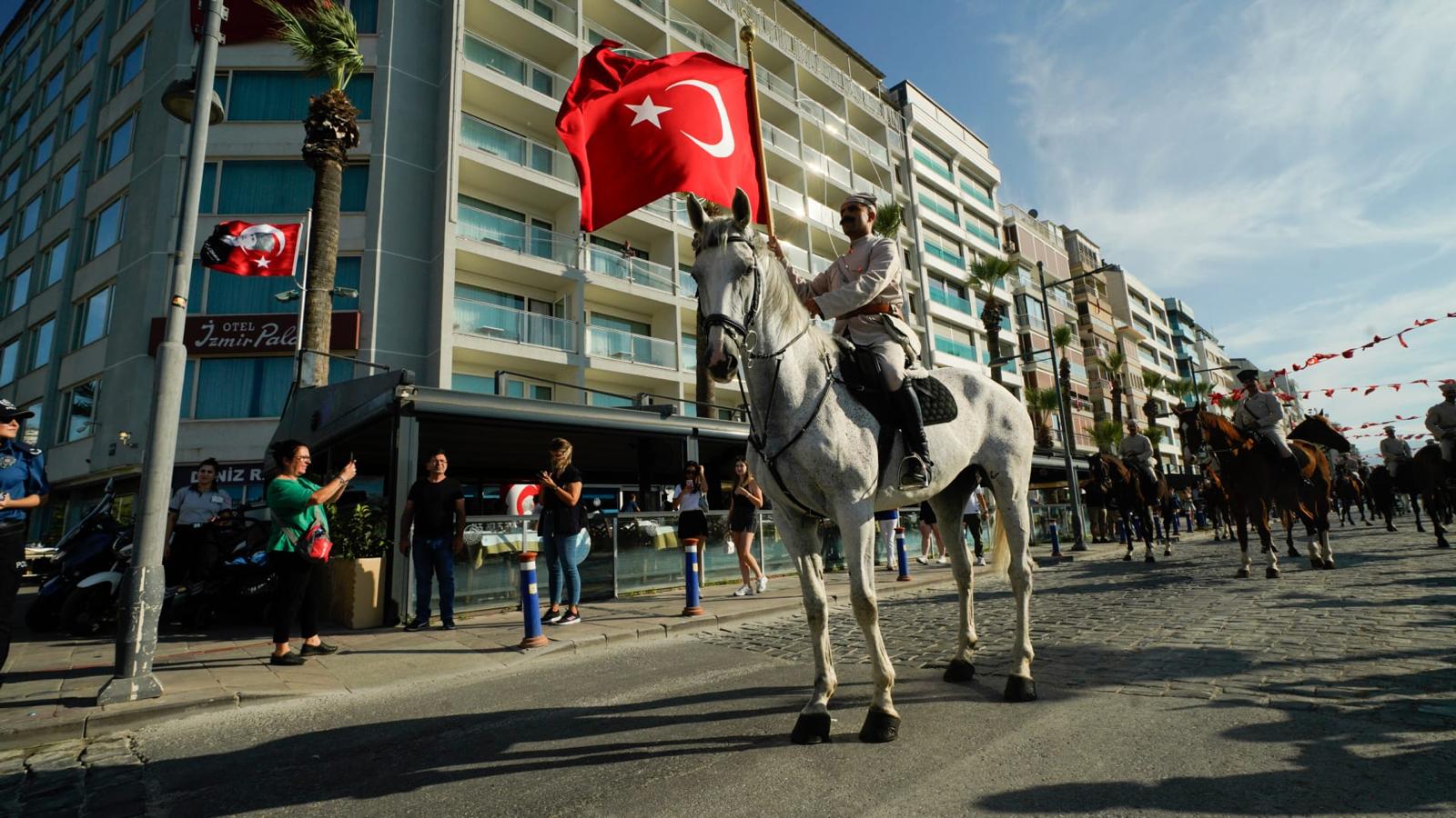 İzmir semalarında 'kurtuluş' coşkusu