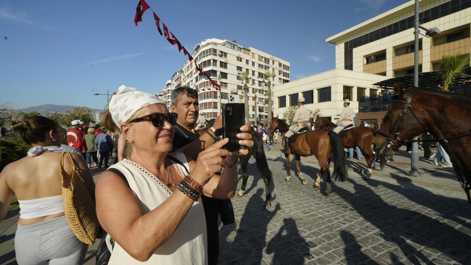 İzmir semalarında 'kurtuluş' coşkusu