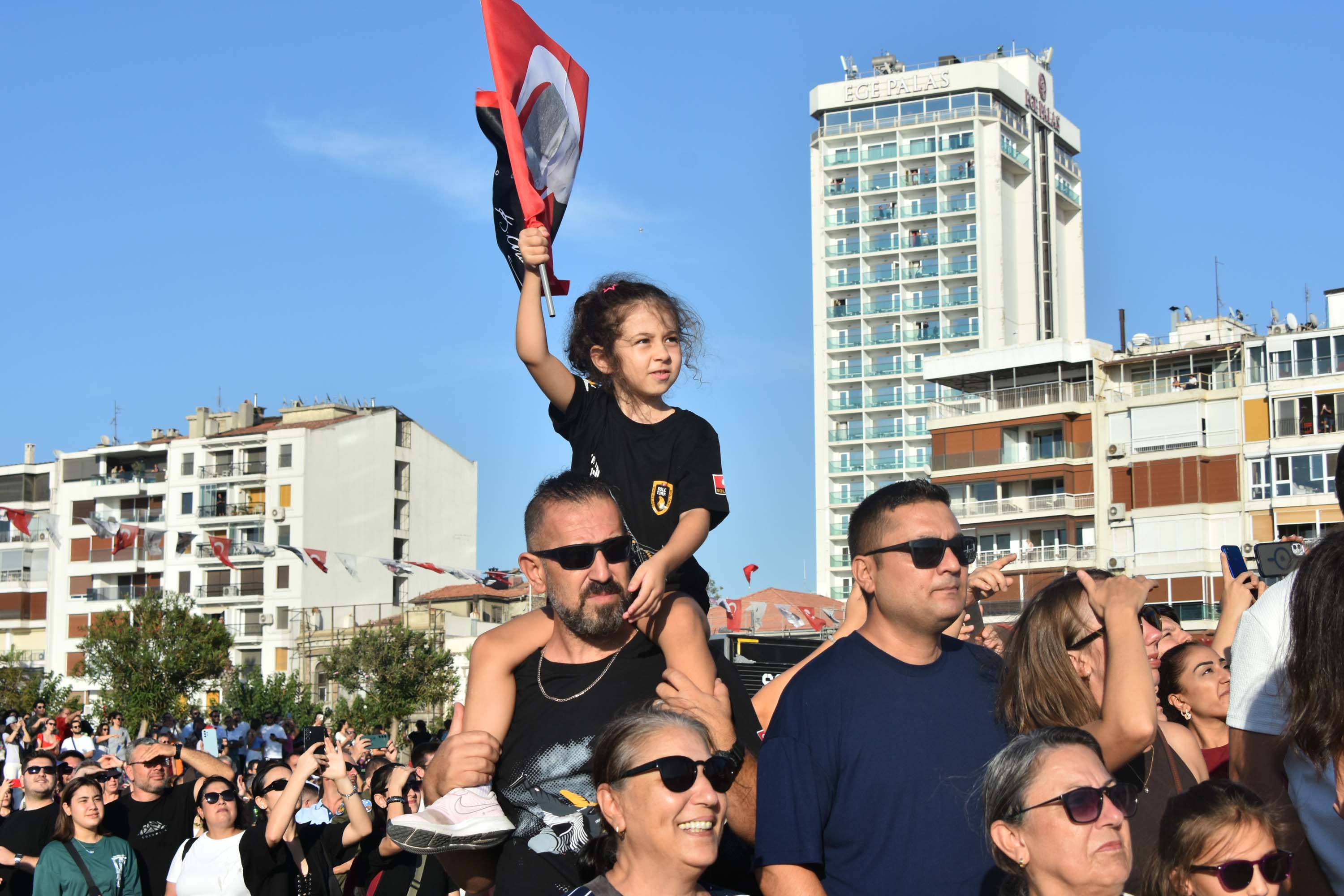 İzmir semalarında 'kurtuluş' coşkusu