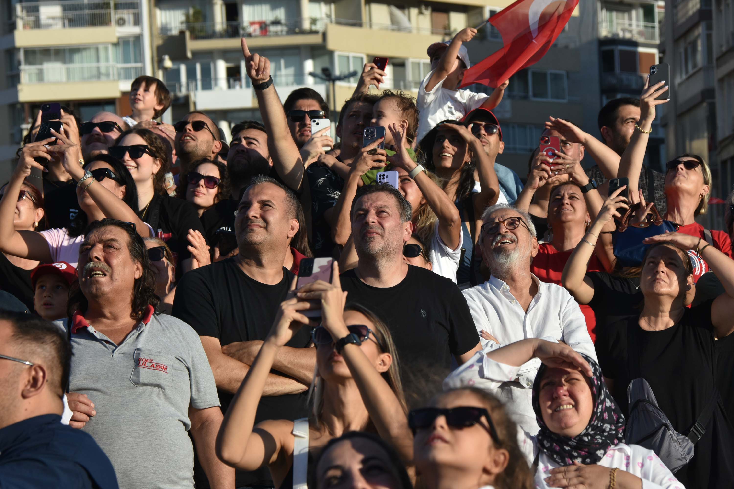 İzmir semalarında 'kurtuluş' coşkusu