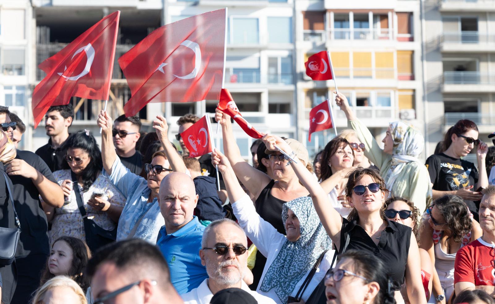 İzmir semalarında 'kurtuluş' coşkusu