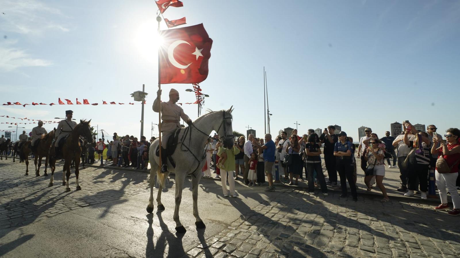 İzmir semalarında 'kurtuluş' coşkusu