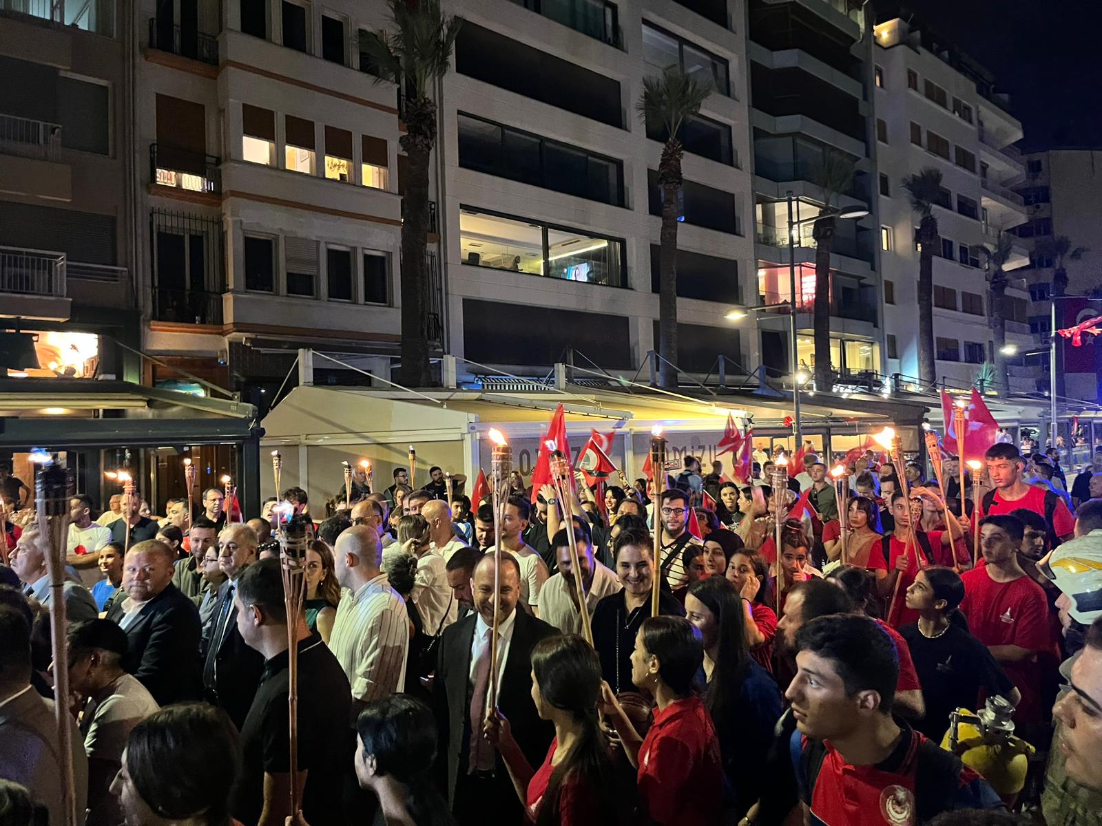 İzmir'de fener alayı yürüyüşü düzenlendi