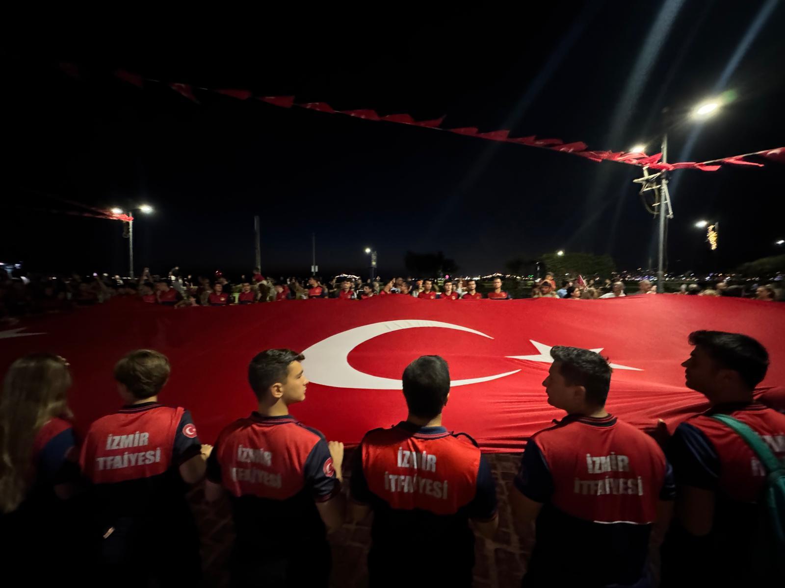 İzmir'de fener alayı yürüyüşü düzenlendi