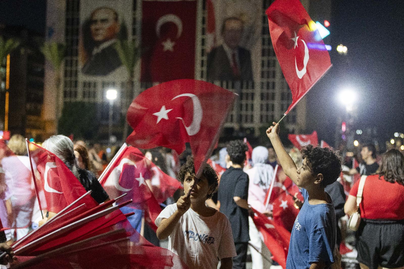 İzmir'de fener alayı yürüyüşü düzenlendi