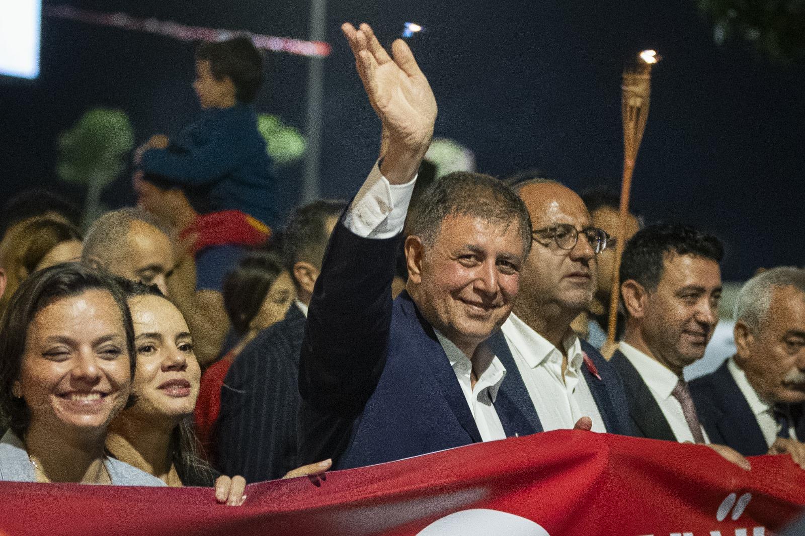 İzmir'de fener alayı yürüyüşü düzenlendi