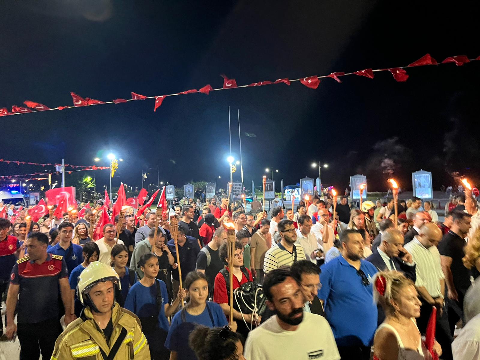 İzmir'de fener alayı yürüyüşü düzenlendi