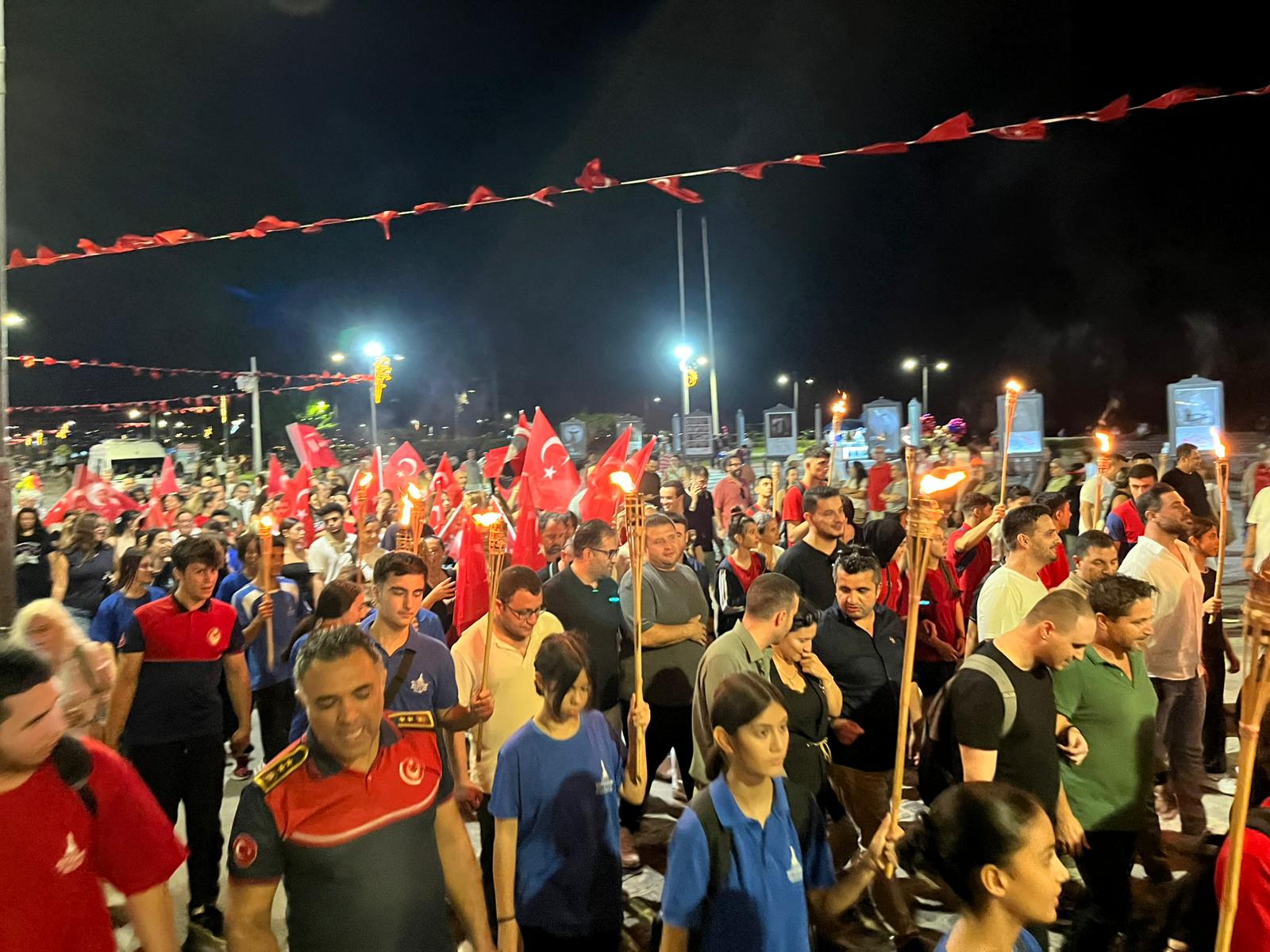 İzmir'de fener alayı yürüyüşü düzenlendi