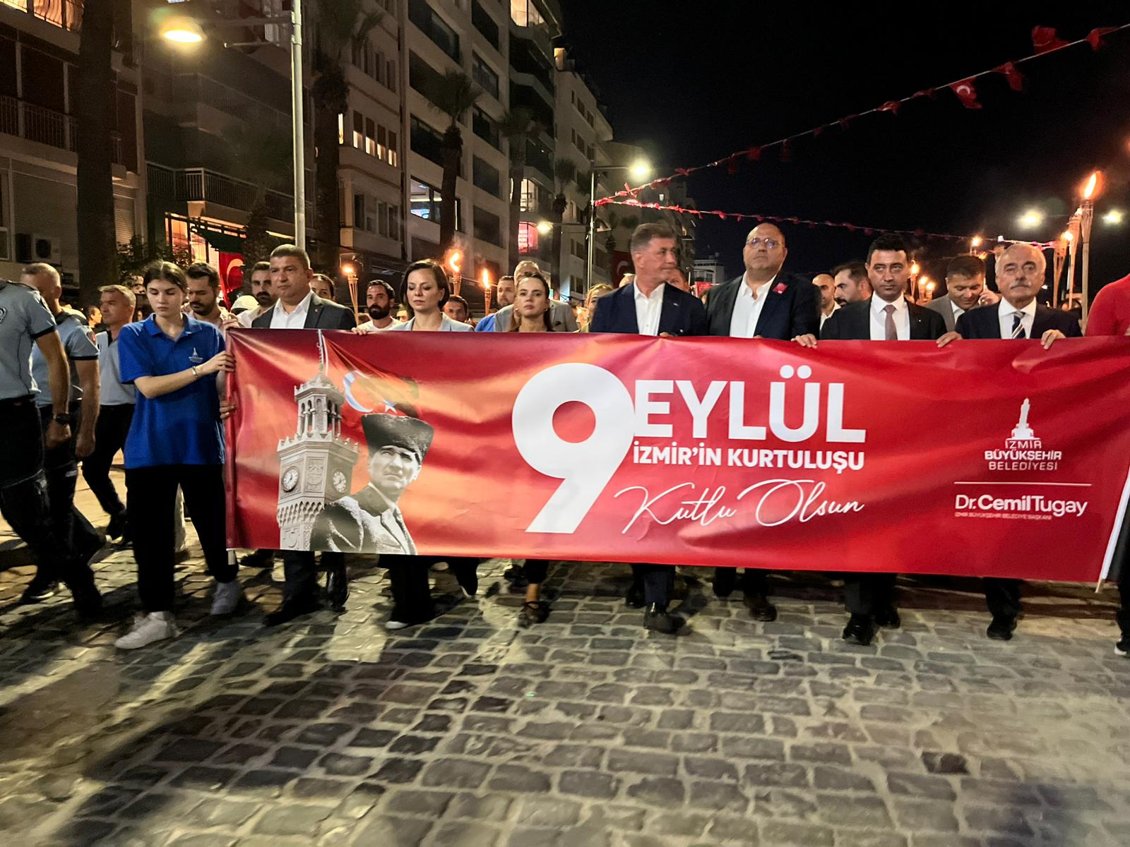İzmir'de fener alayı yürüyüşü düzenlendi