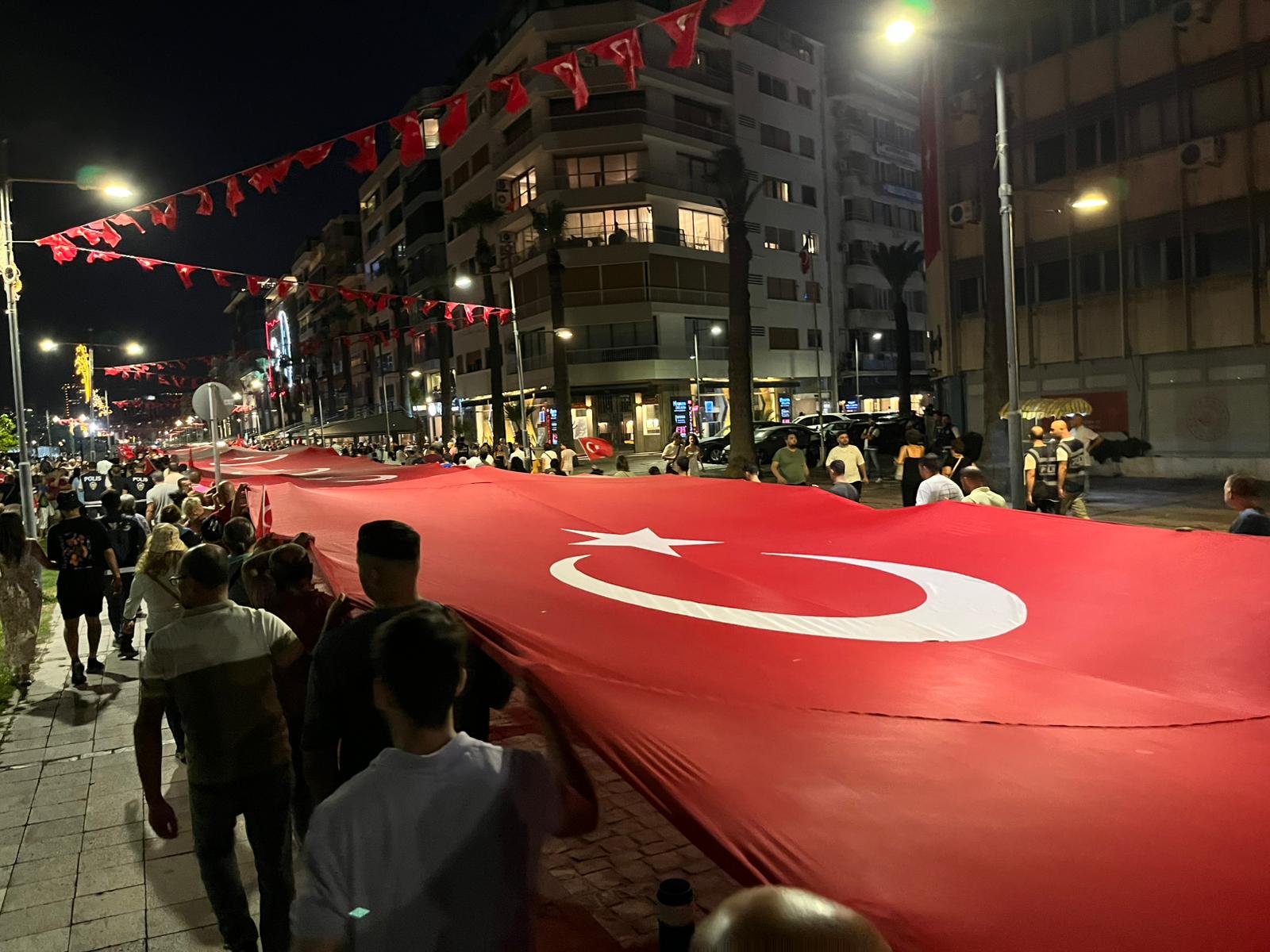 İzmir'de fener alayı yürüyüşü düzenlendi