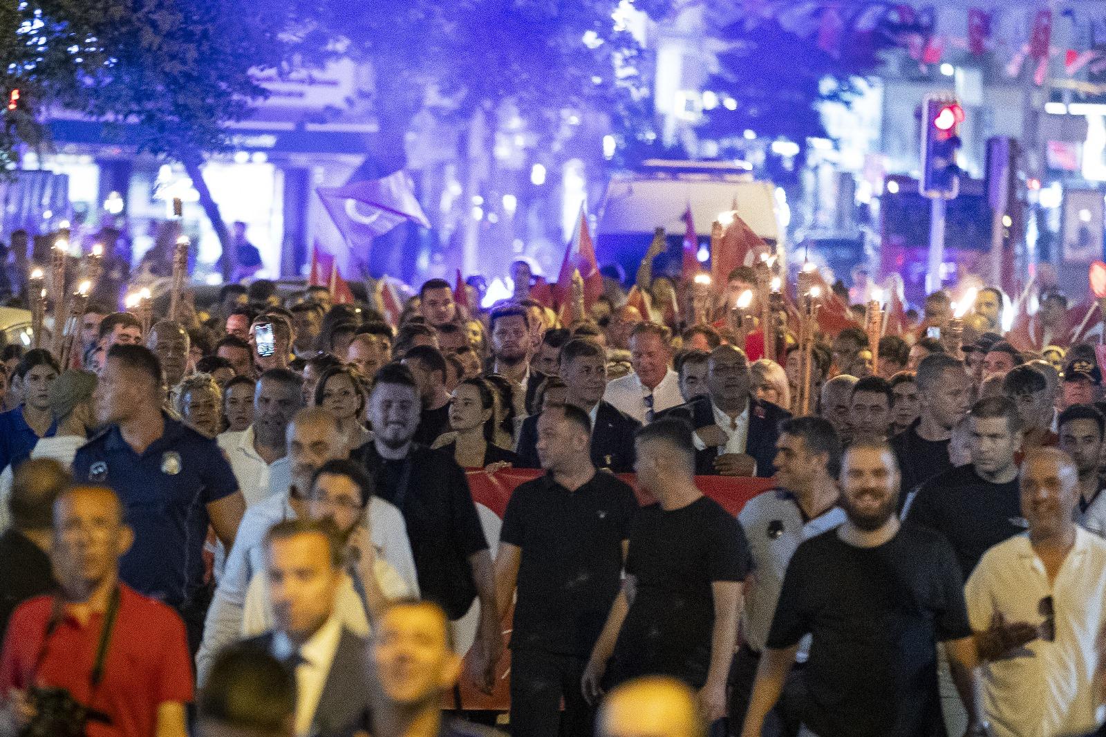İzmir'de fener alayı yürüyüşü düzenlendi