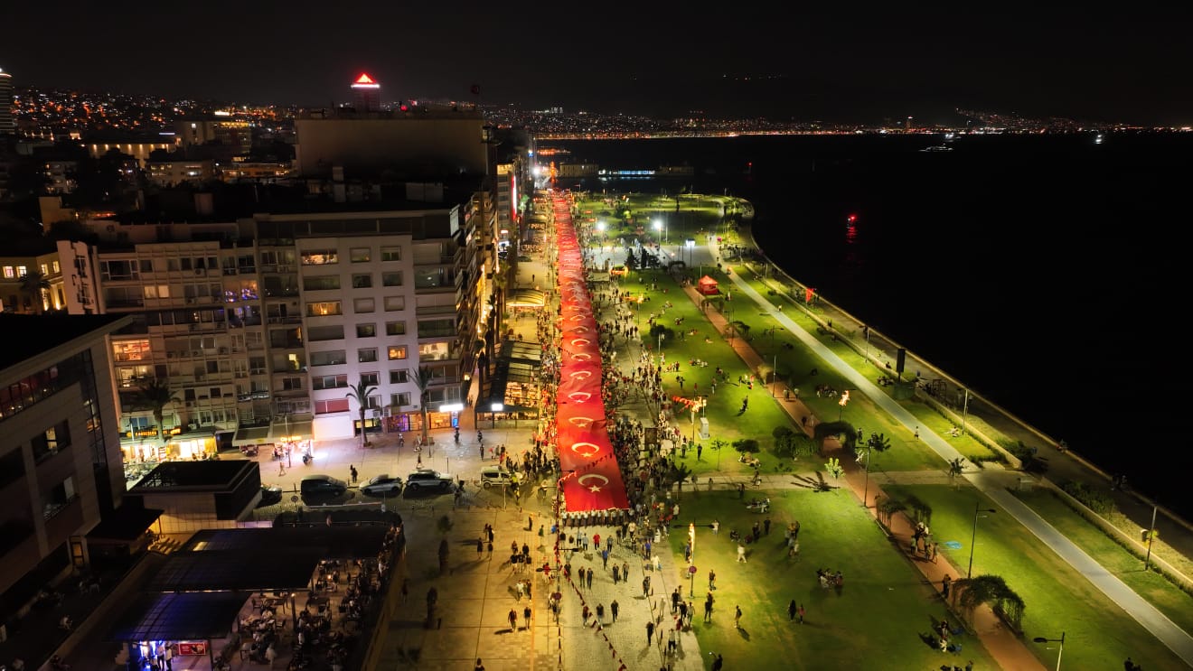İzmir'de fener alayı yürüyüşü düzenlendi