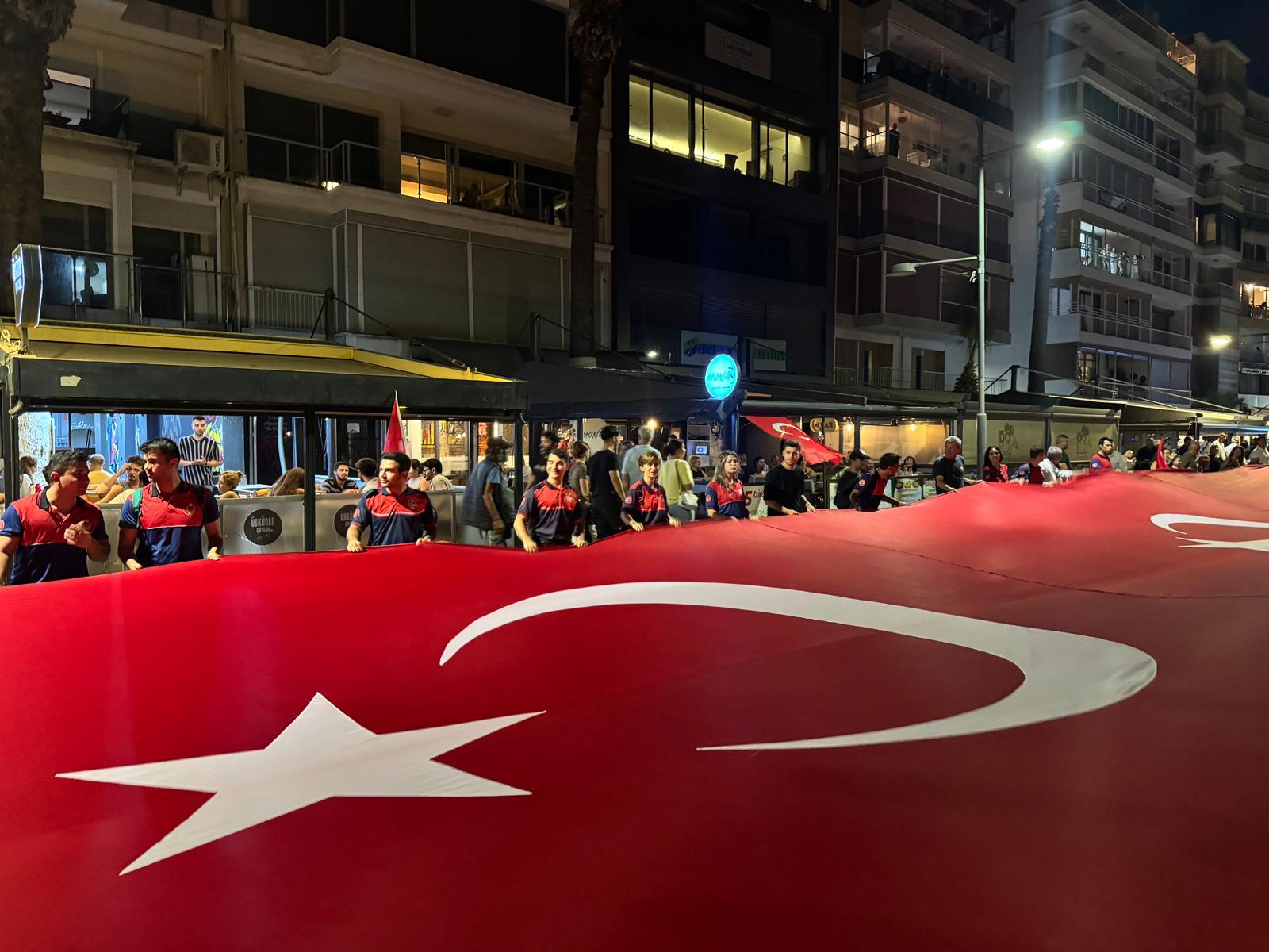 İzmir'de fener alayı yürüyüşü düzenlendi