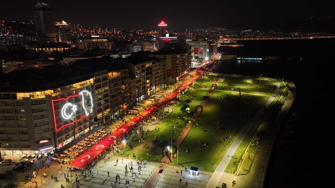 İzmir'de fener alayı yürüyüşü düzenlendi