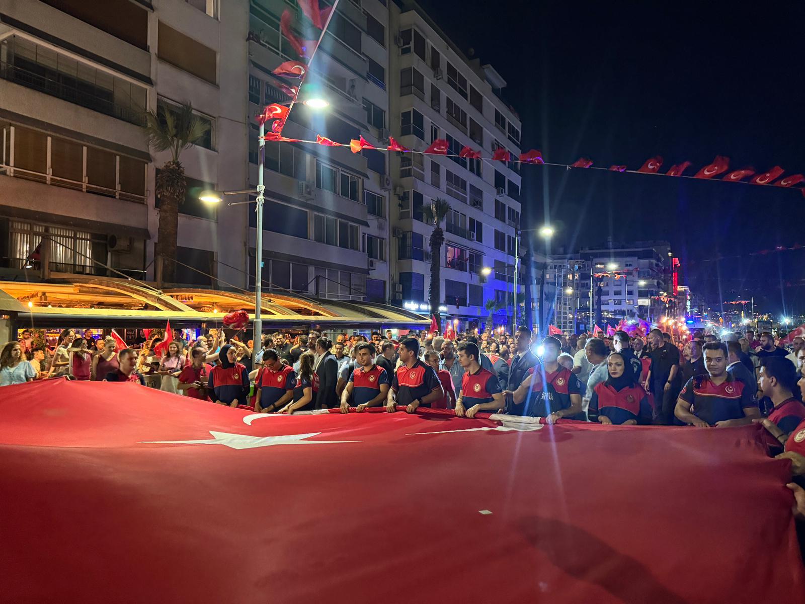İzmir'de fener alayı yürüyüşü düzenlendi