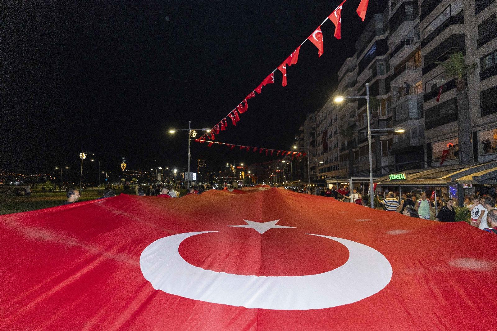 İzmir'de fener alayı yürüyüşü düzenlendi