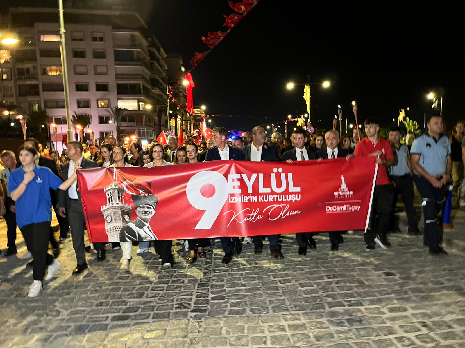 İzmir'de fener alayı yürüyüşü düzenlendi