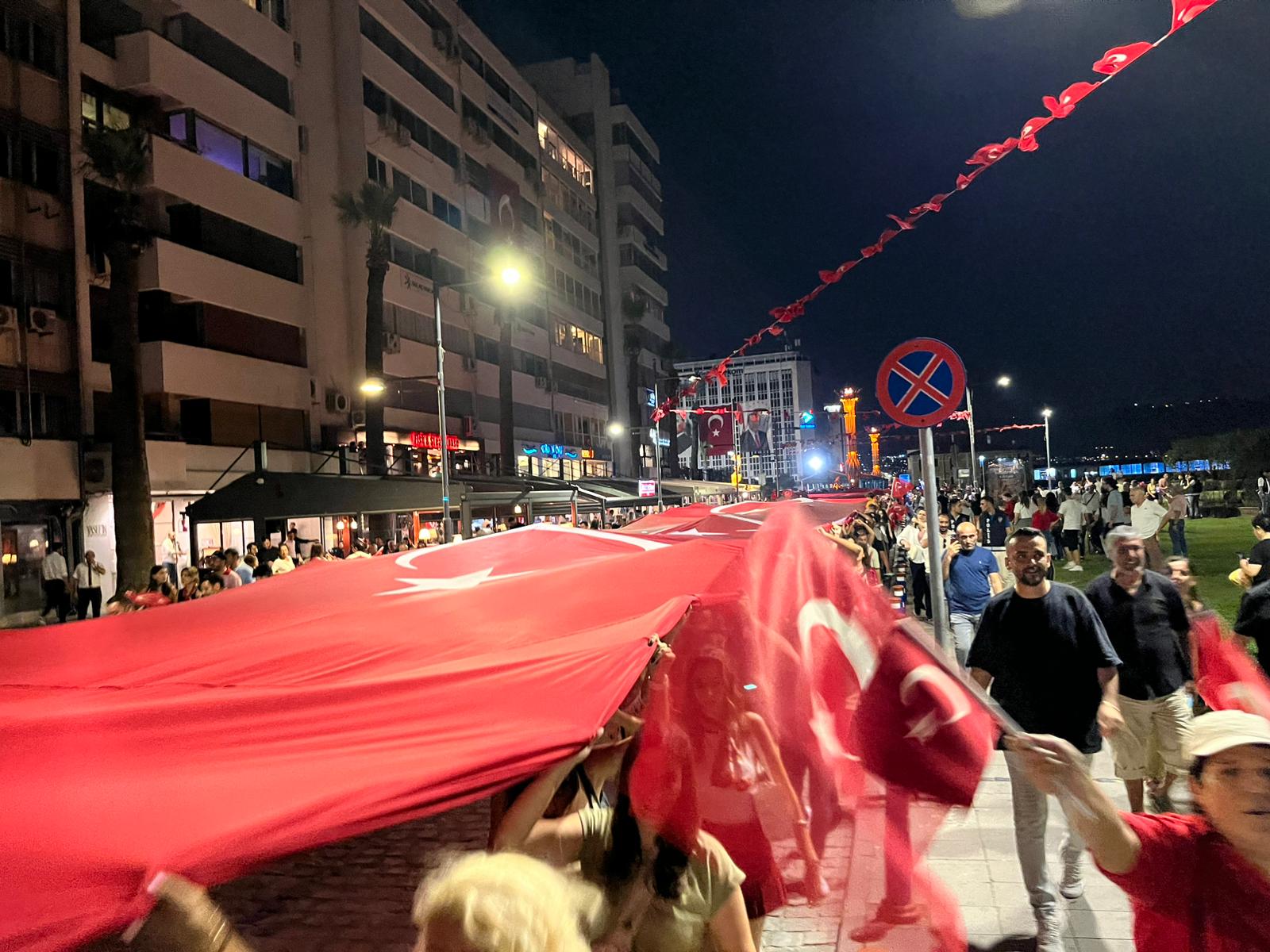 İzmir'de fener alayı yürüyüşü düzenlendi