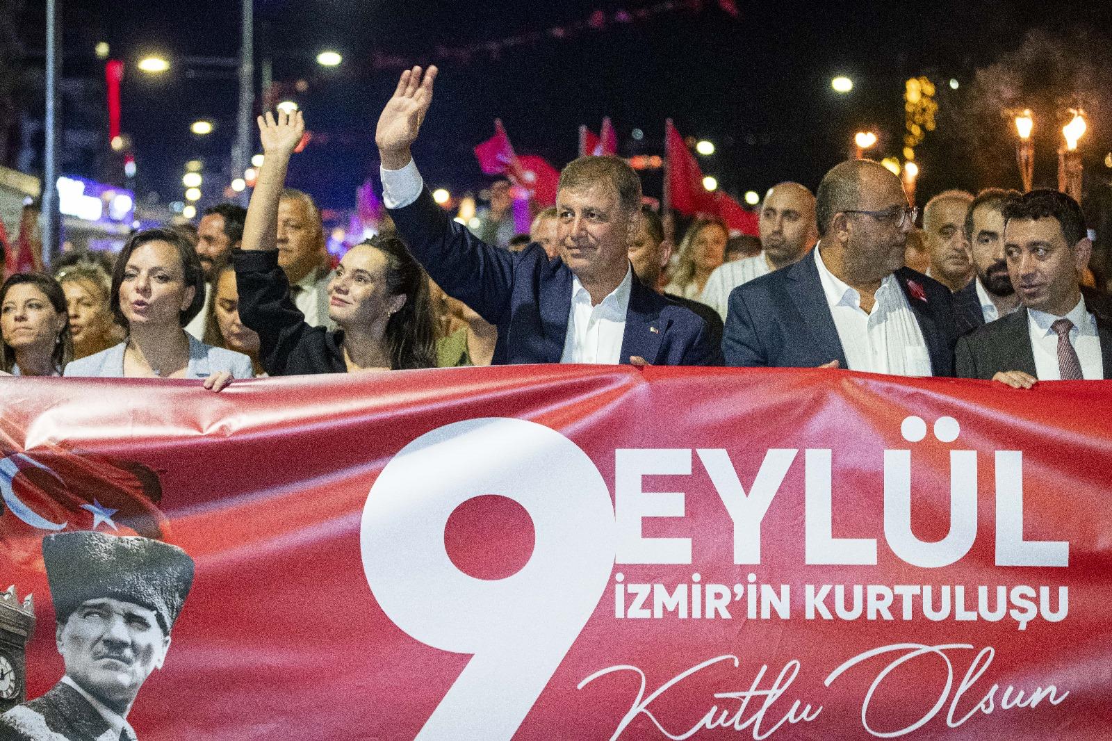 İzmir'de fener alayı yürüyüşü düzenlendi