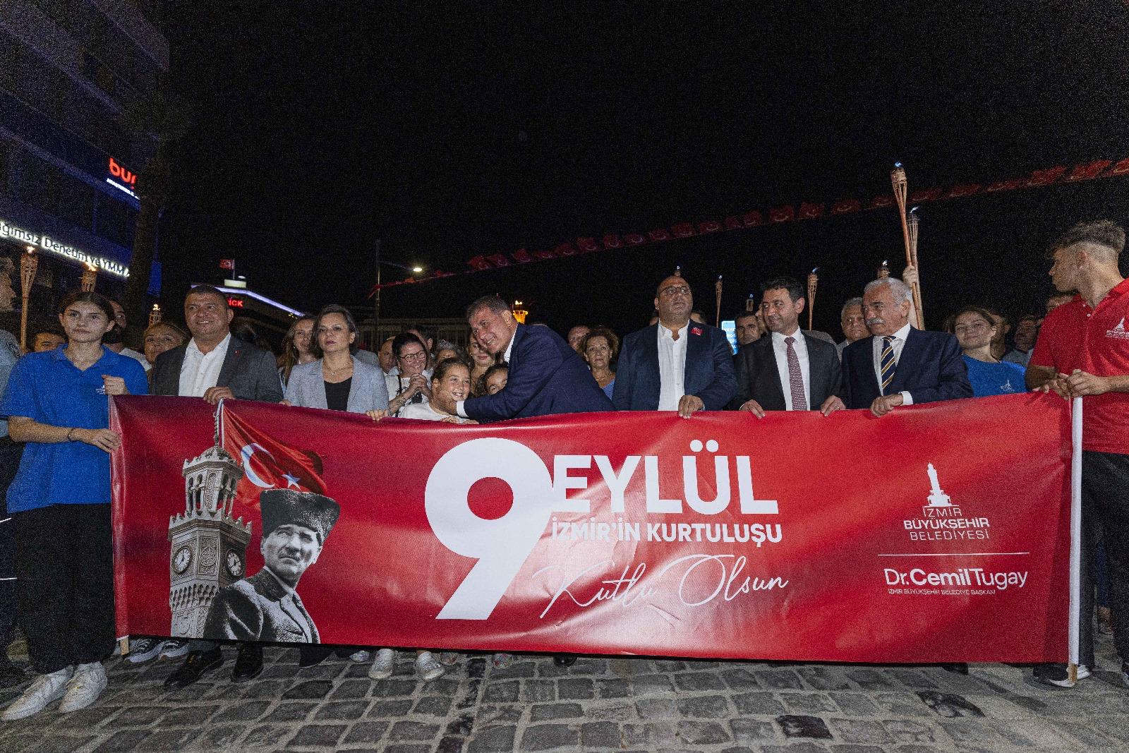İzmir'de fener alayı yürüyüşü düzenlendi