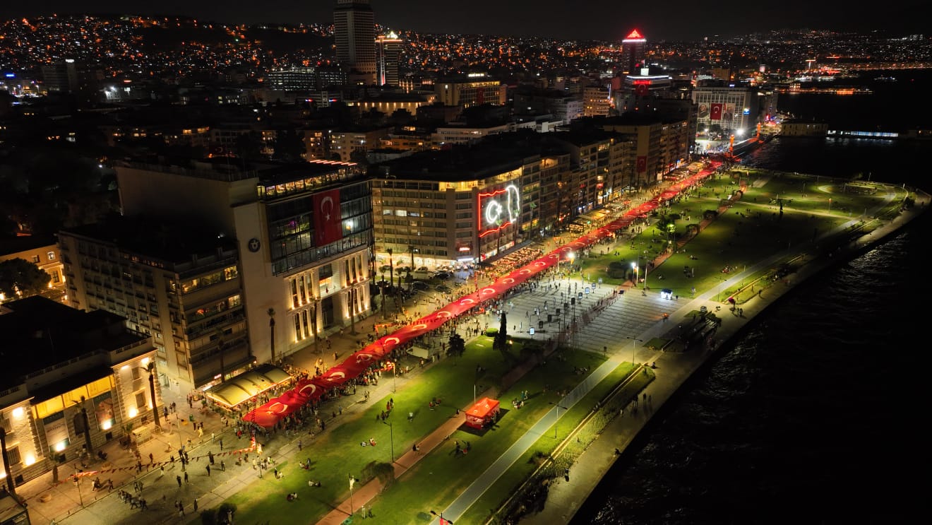 İzmir'de fener alayı yürüyüşü düzenlendi