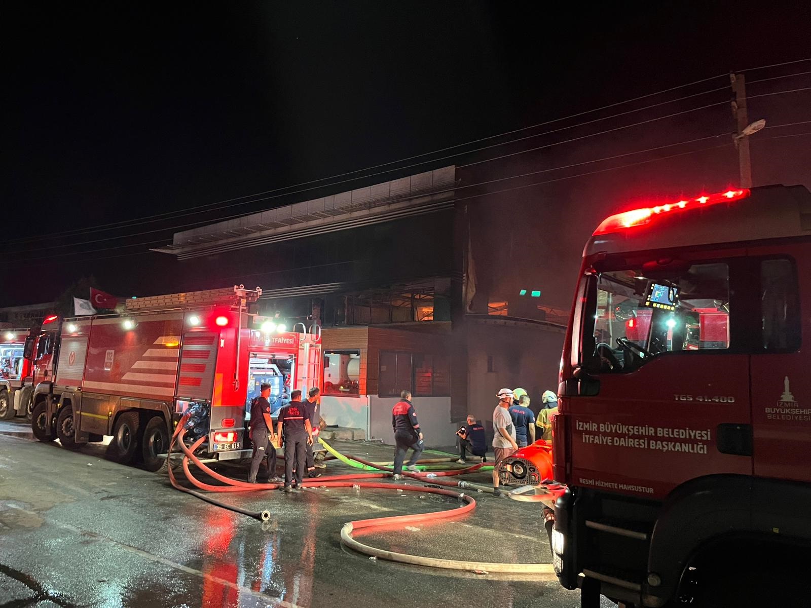 İzmir’de mobilya fabrikasında yangın