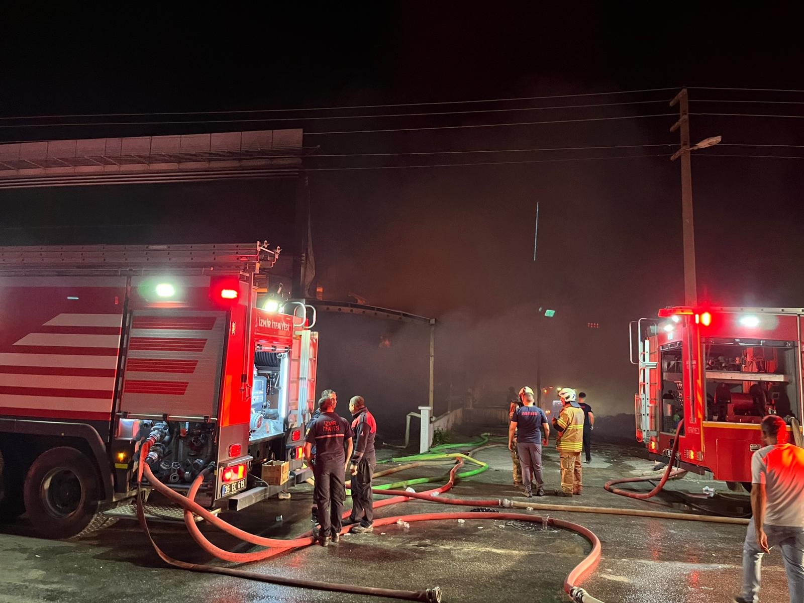 İzmir’de mobilya fabrikasında yangın