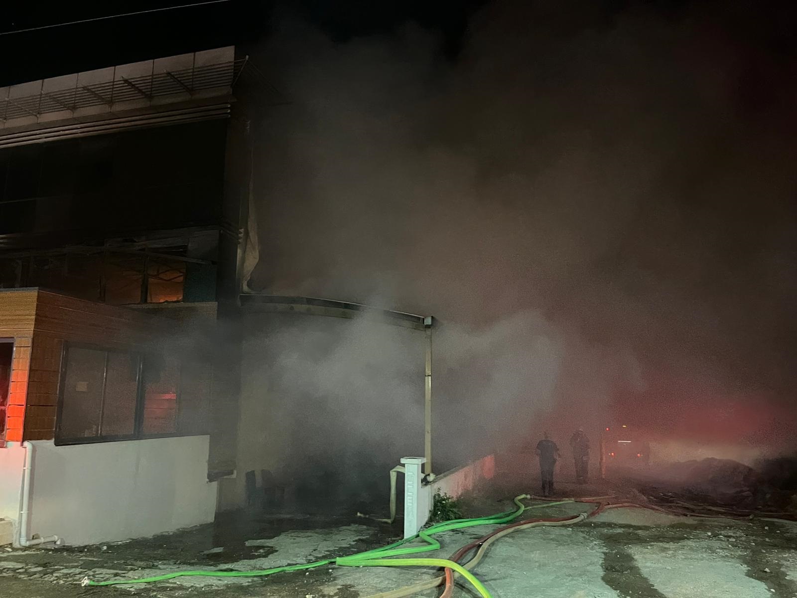 İzmir’de mobilya fabrikasında yangın