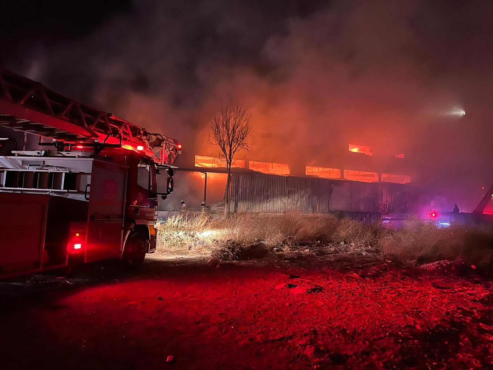 İzmir’de mobilya fabrikasında yangın