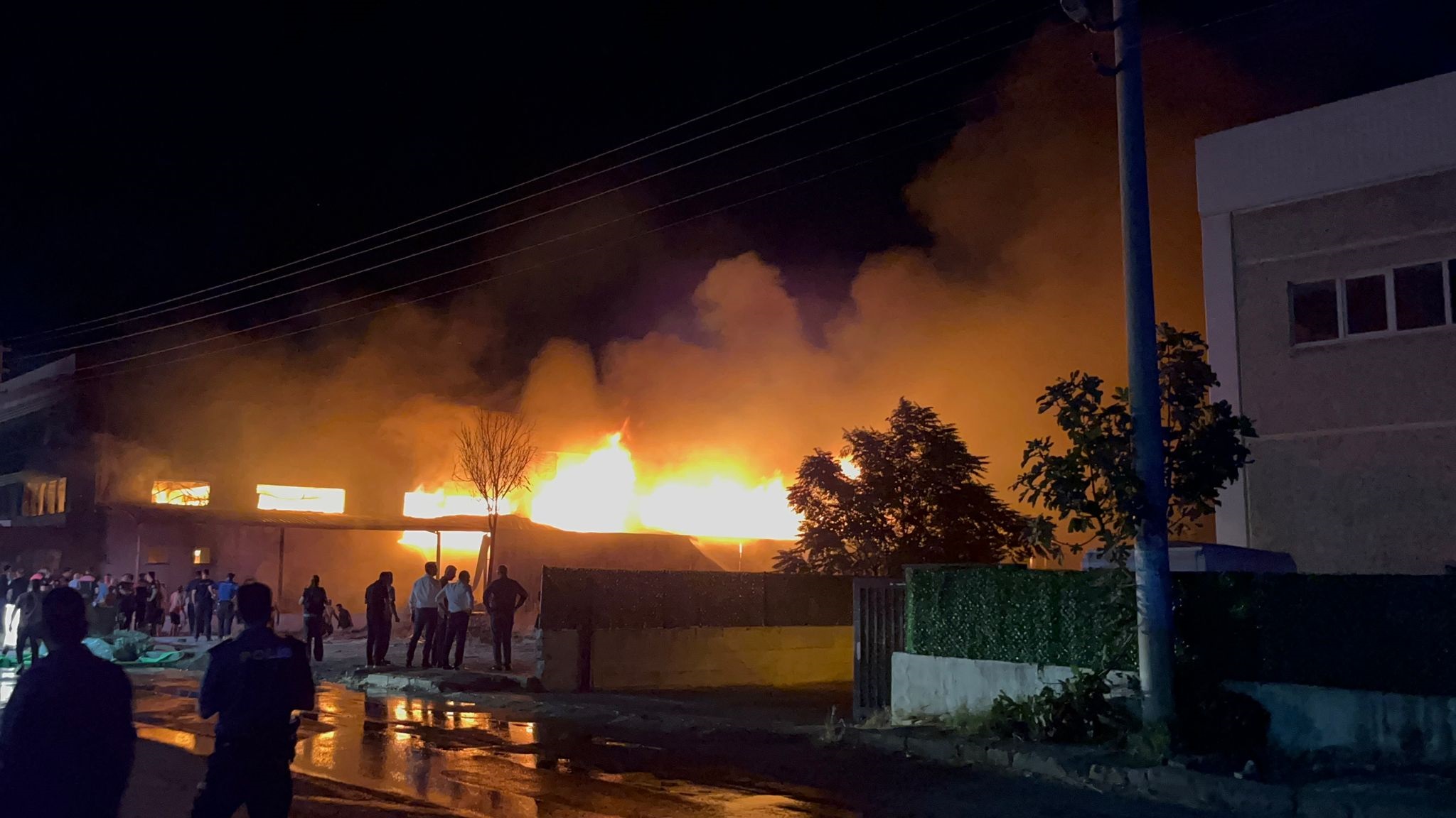 İzmir’de mobilya fabrikasında yangın