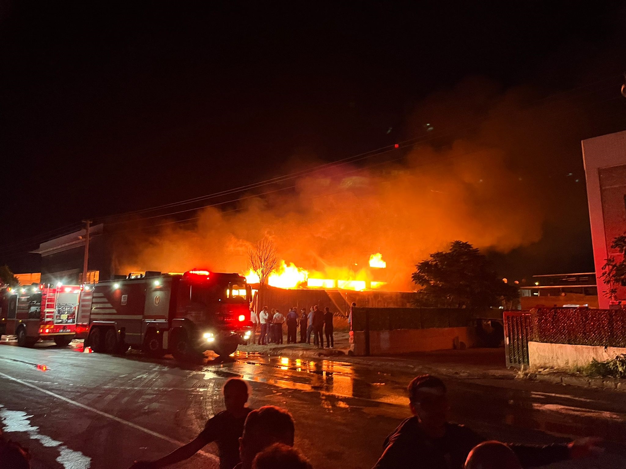 İzmir’de mobilya fabrikasında yangın