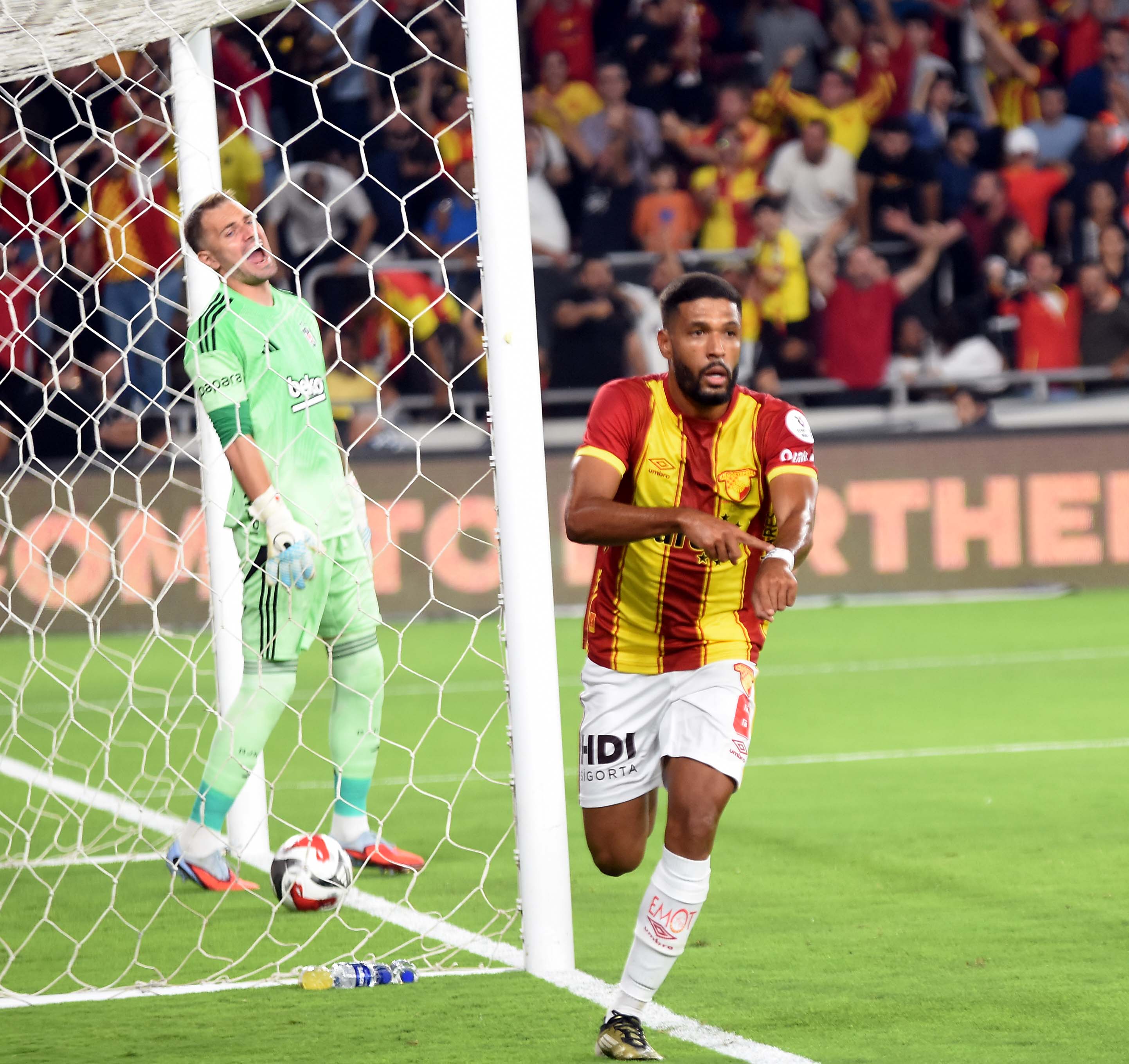 Göztepe-Beşiktaş maçınan özel kareler...