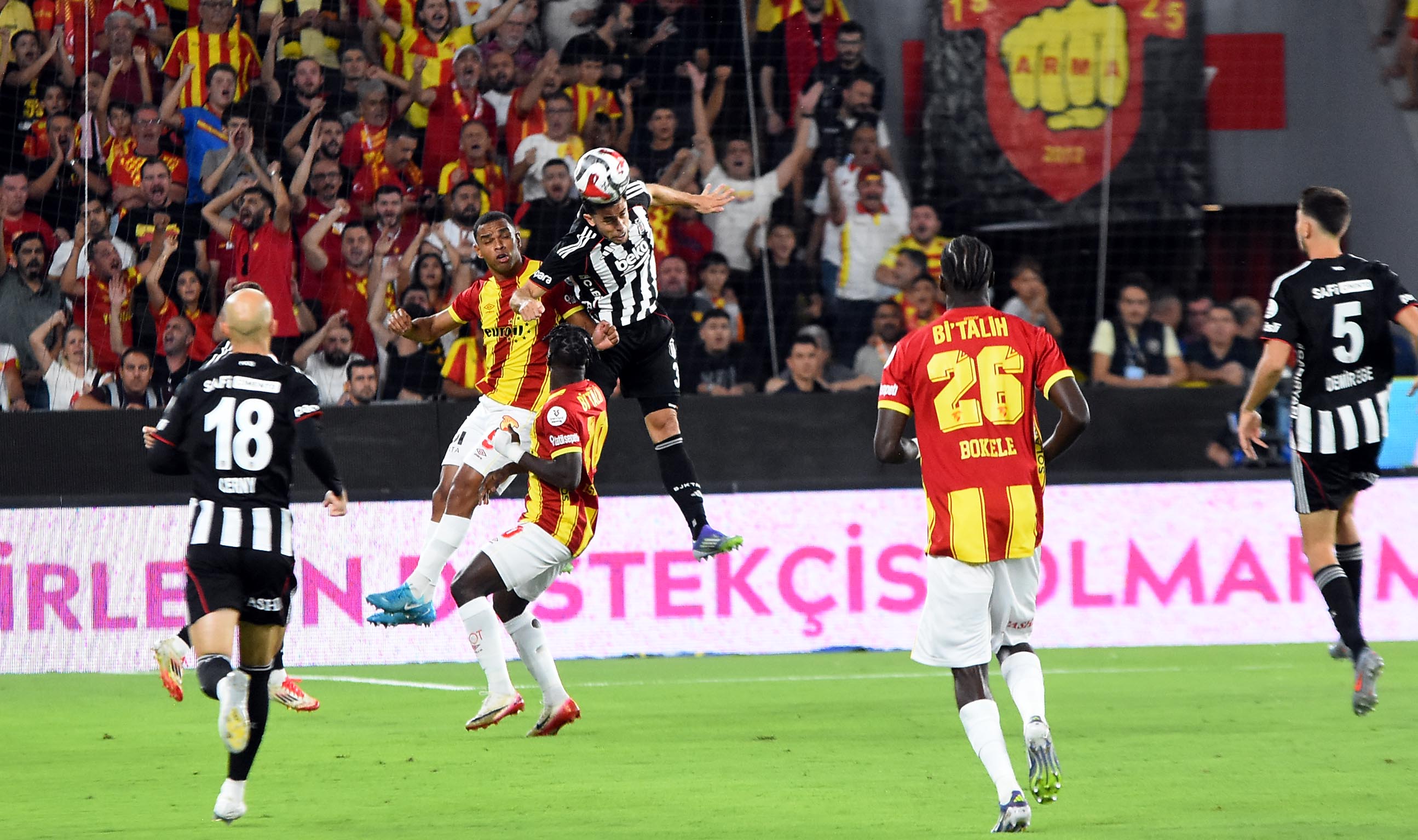 Göztepe-Beşiktaş maçınan özel kareler...