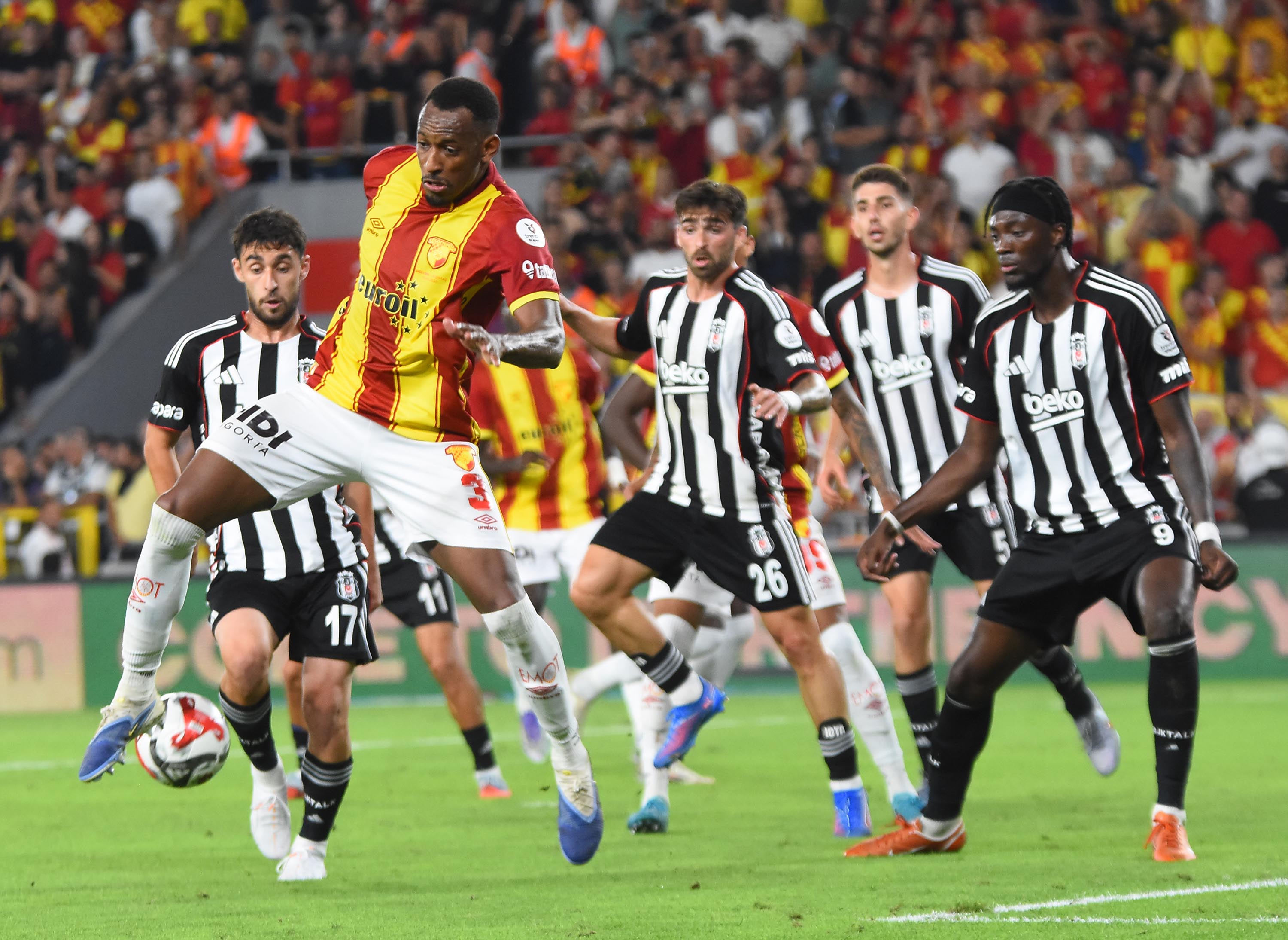 Göztepe-Beşiktaş maçınan özel kareler...