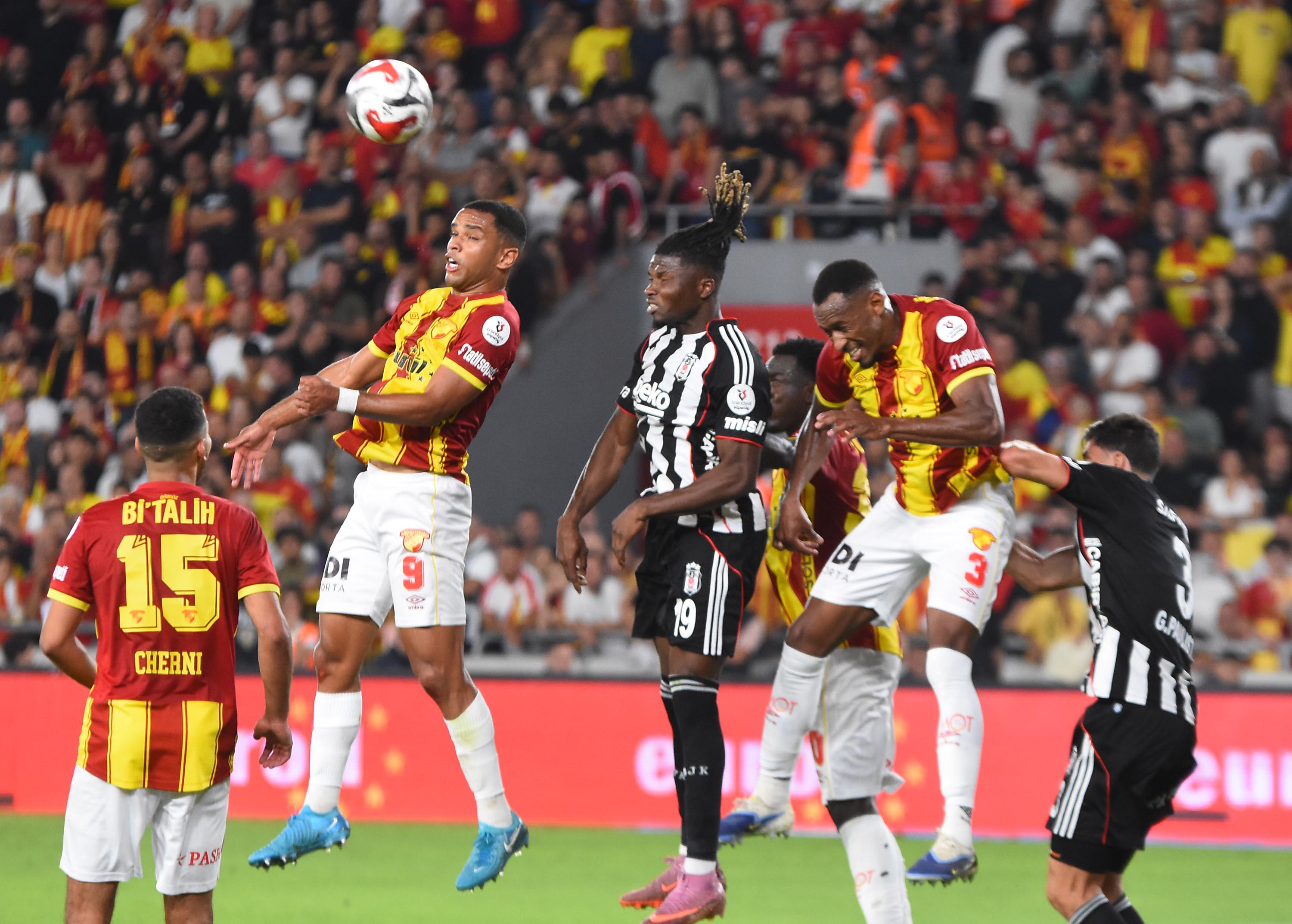 Göztepe-Beşiktaş maçınan özel kareler...