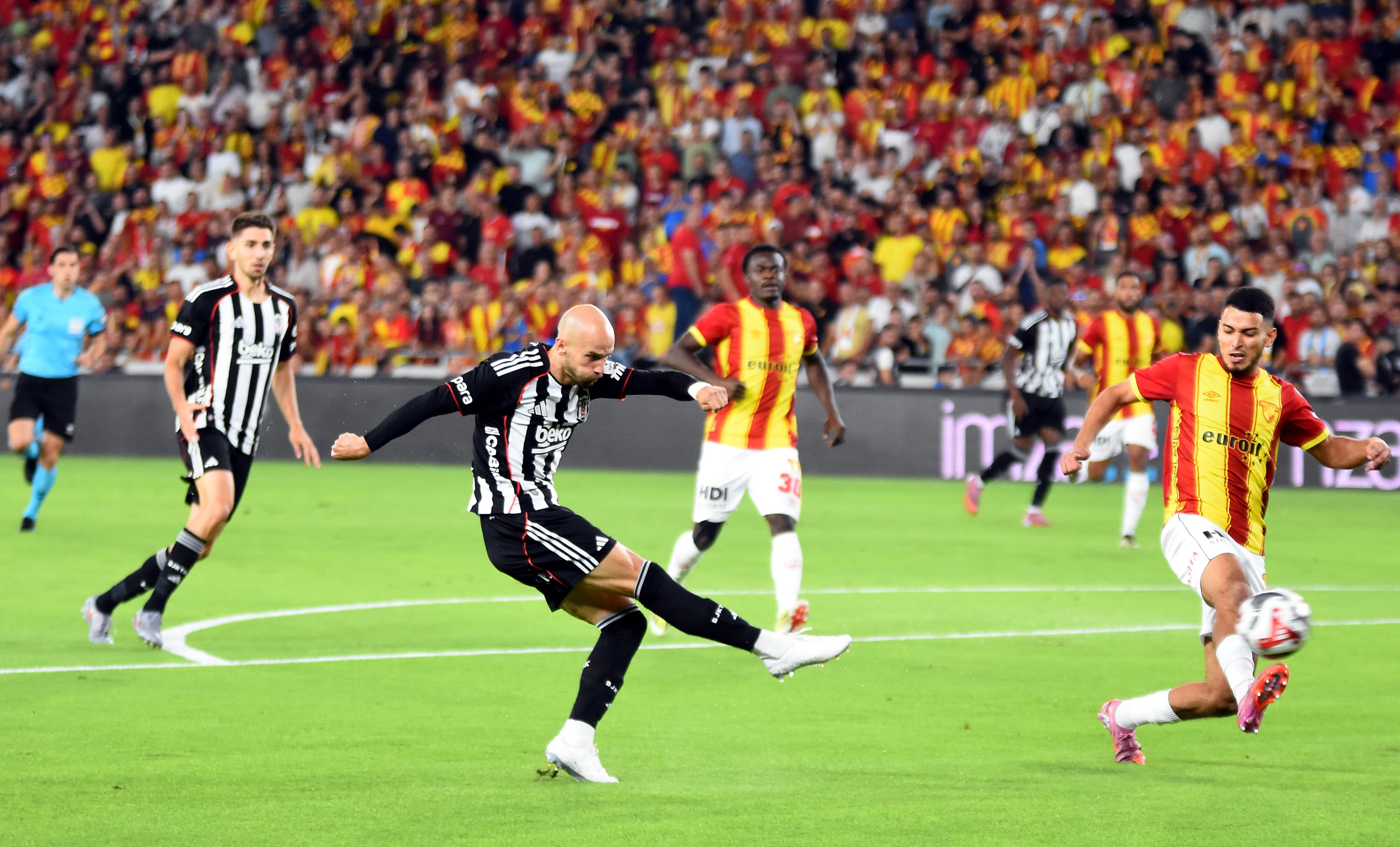 Göztepe-Beşiktaş maçınan özel kareler...