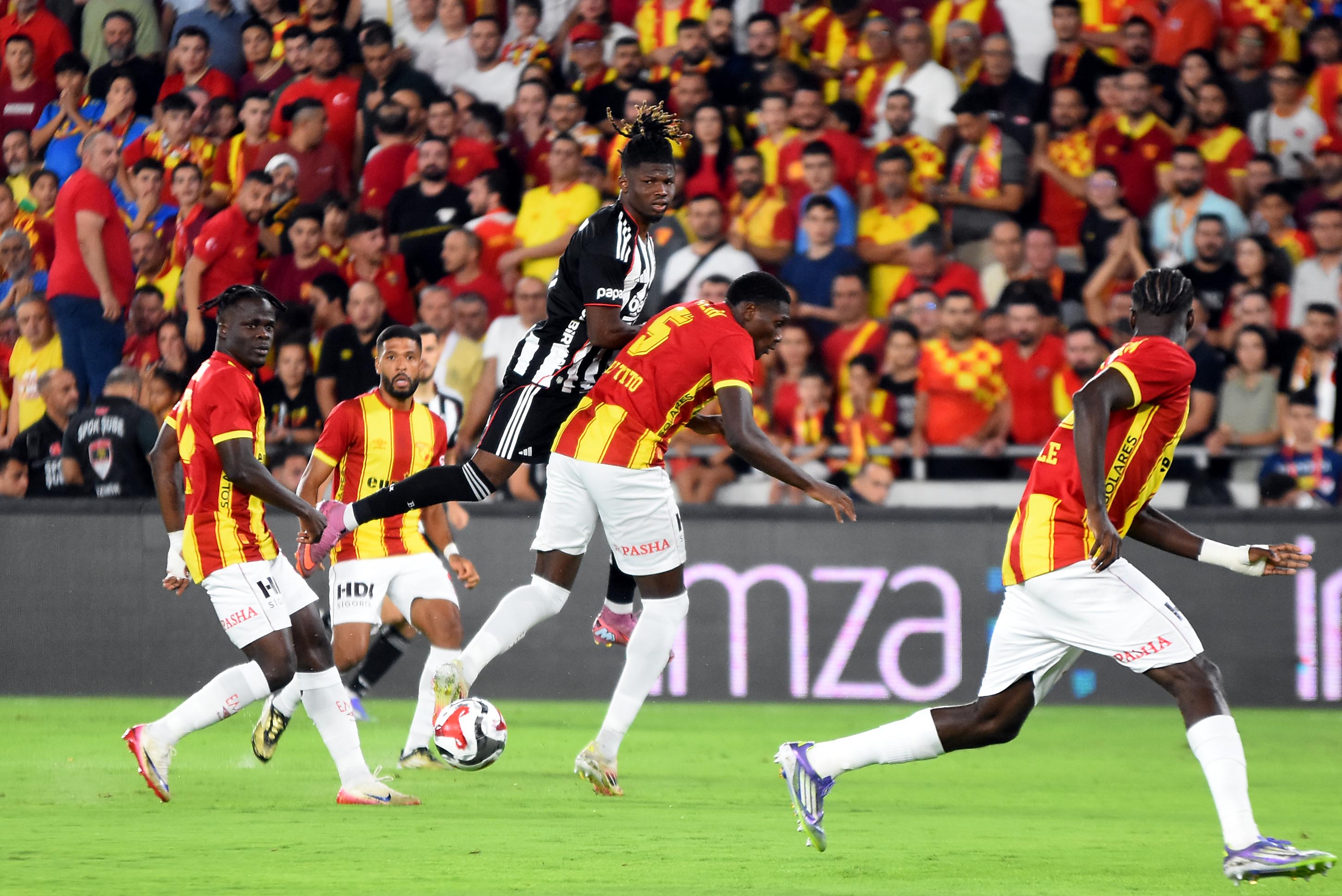 Göztepe-Beşiktaş maçınan özel kareler...