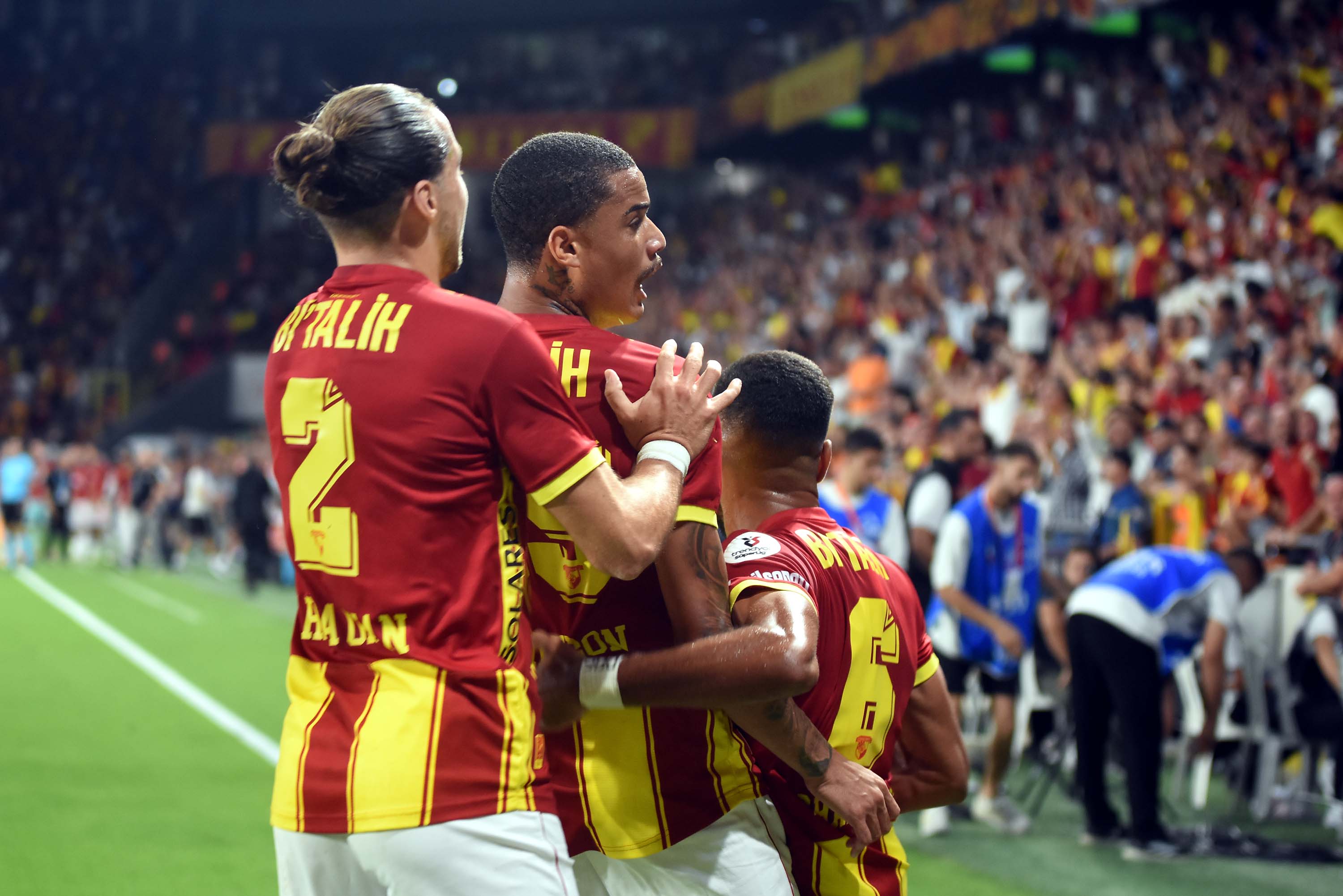 Göztepe-Beşiktaş maçınan özel kareler...