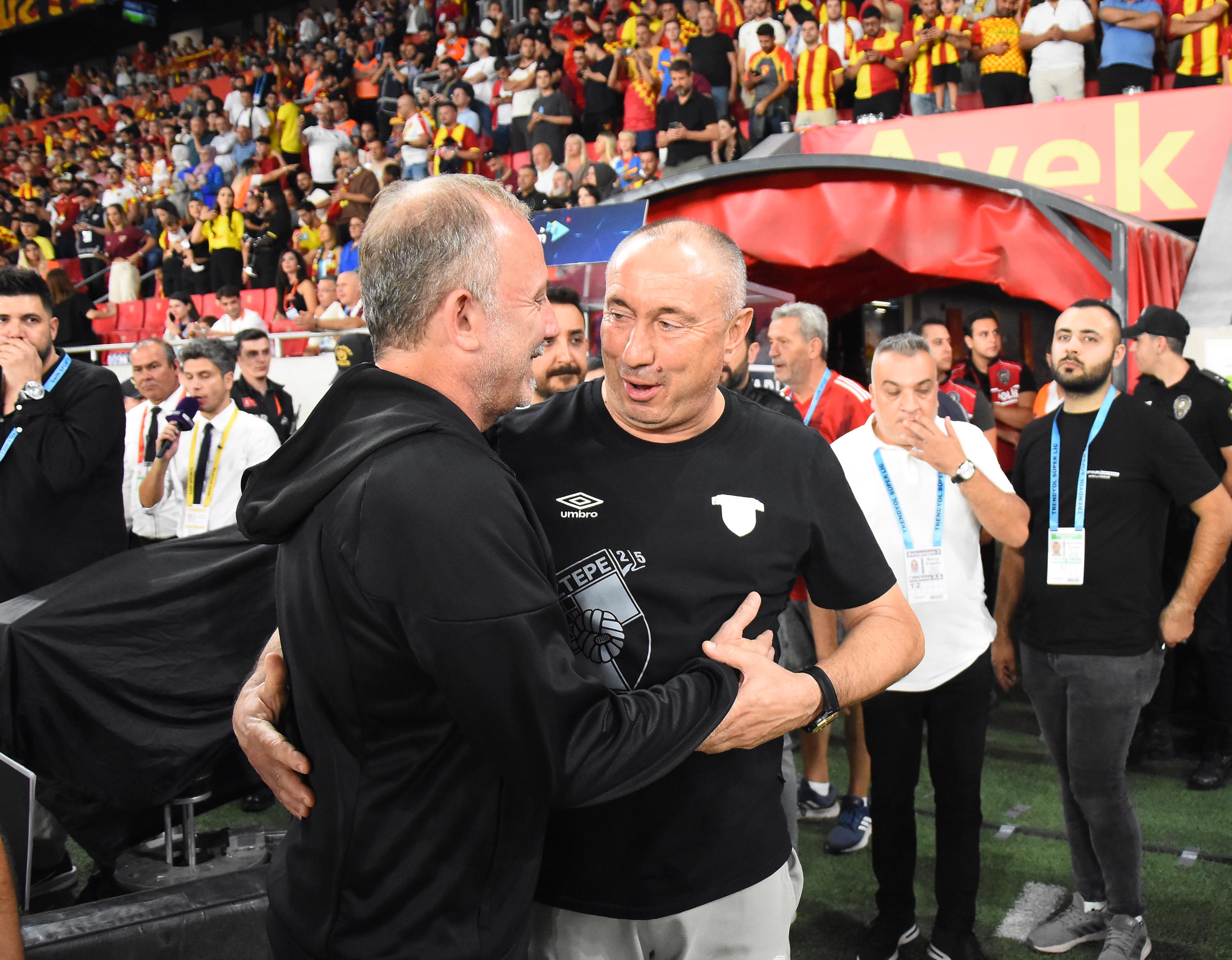 Göztepe-Beşiktaş maçınan özel kareler...