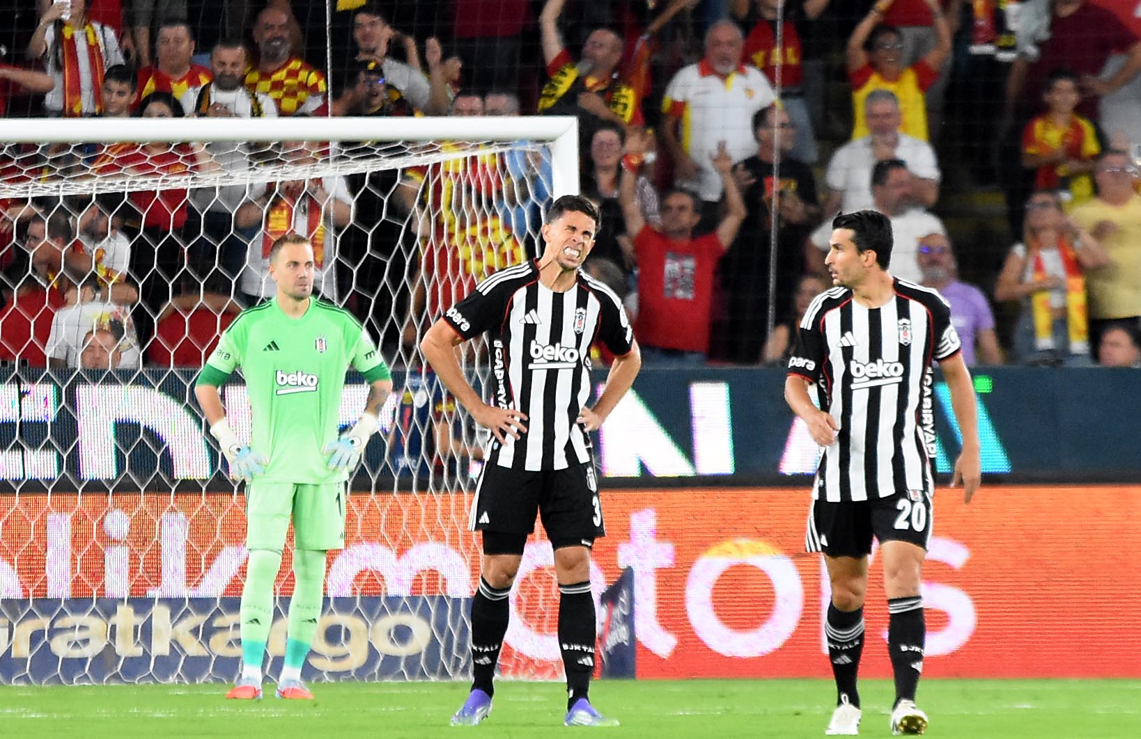 Göztepe-Beşiktaş maçınan özel kareler...