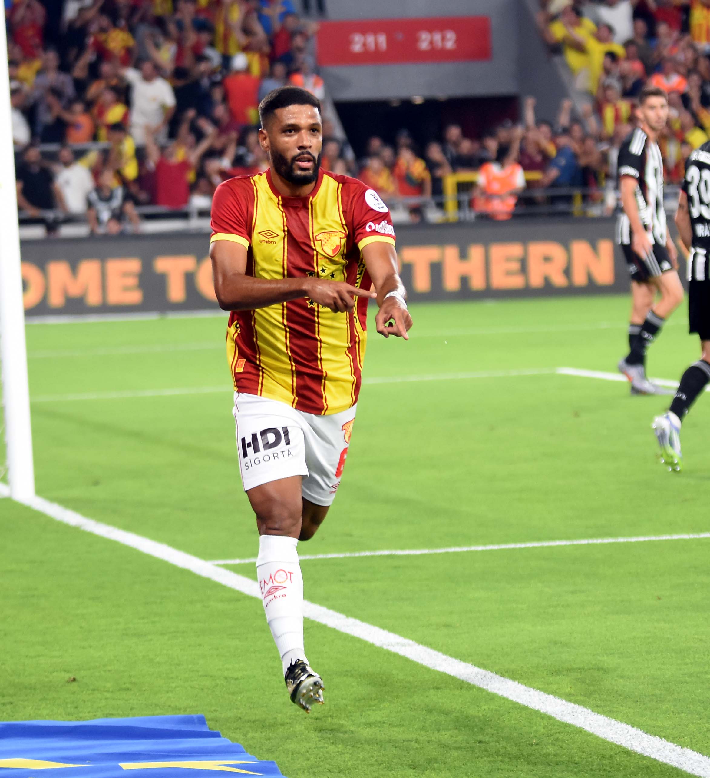 Göztepe-Beşiktaş maçınan özel kareler...