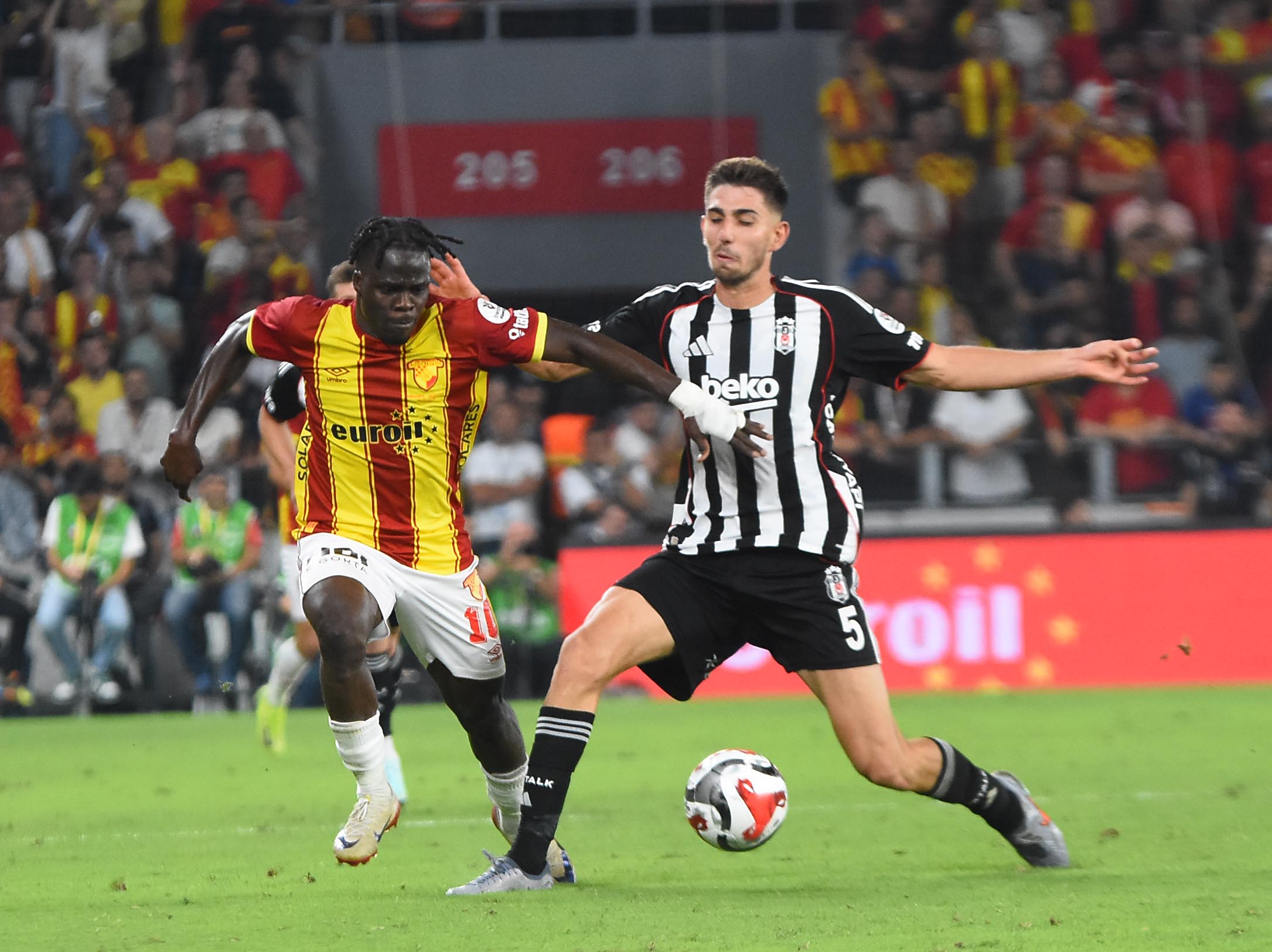 Göztepe-Beşiktaş maçınan özel kareler...