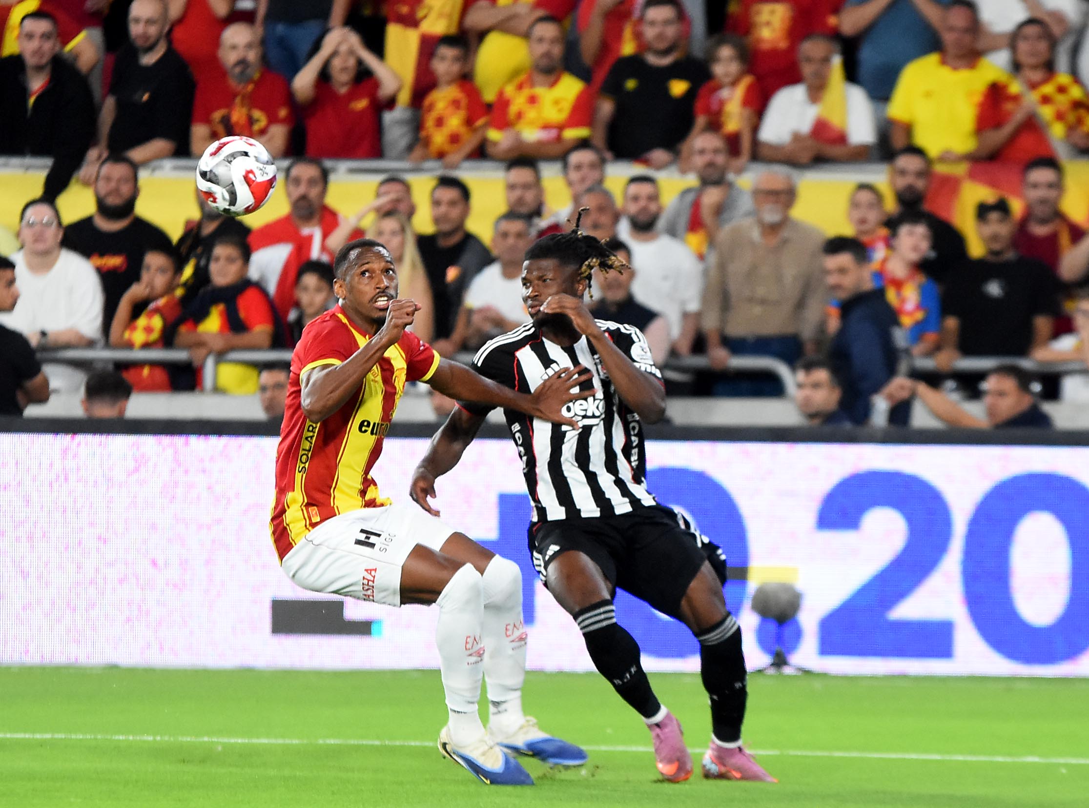 Göztepe-Beşiktaş maçınan özel kareler...