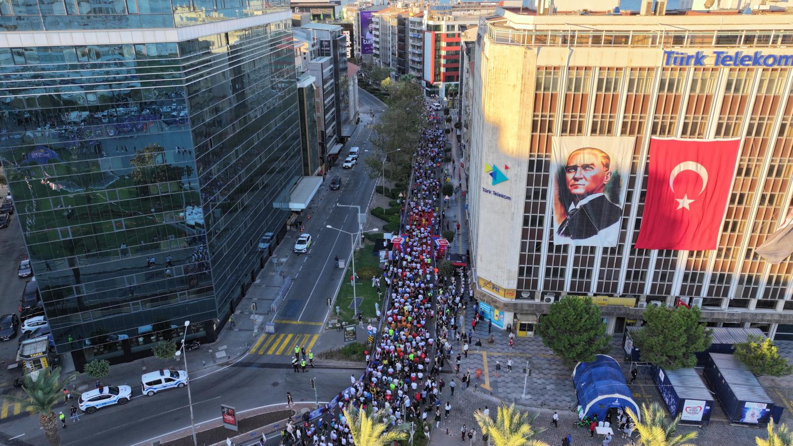 Uluslararası 9 Eylül İzmir Yarı Maratonu renkli görüntülere sahne oldu
