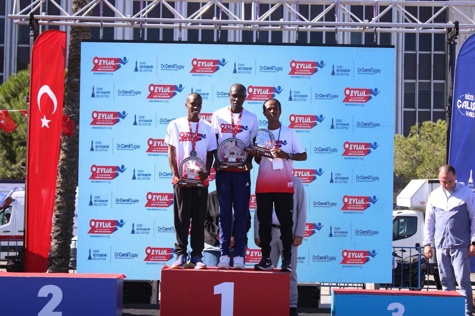 Uluslararası 9 Eylül İzmir Yarı Maratonu renkli görüntülere sahne oldu