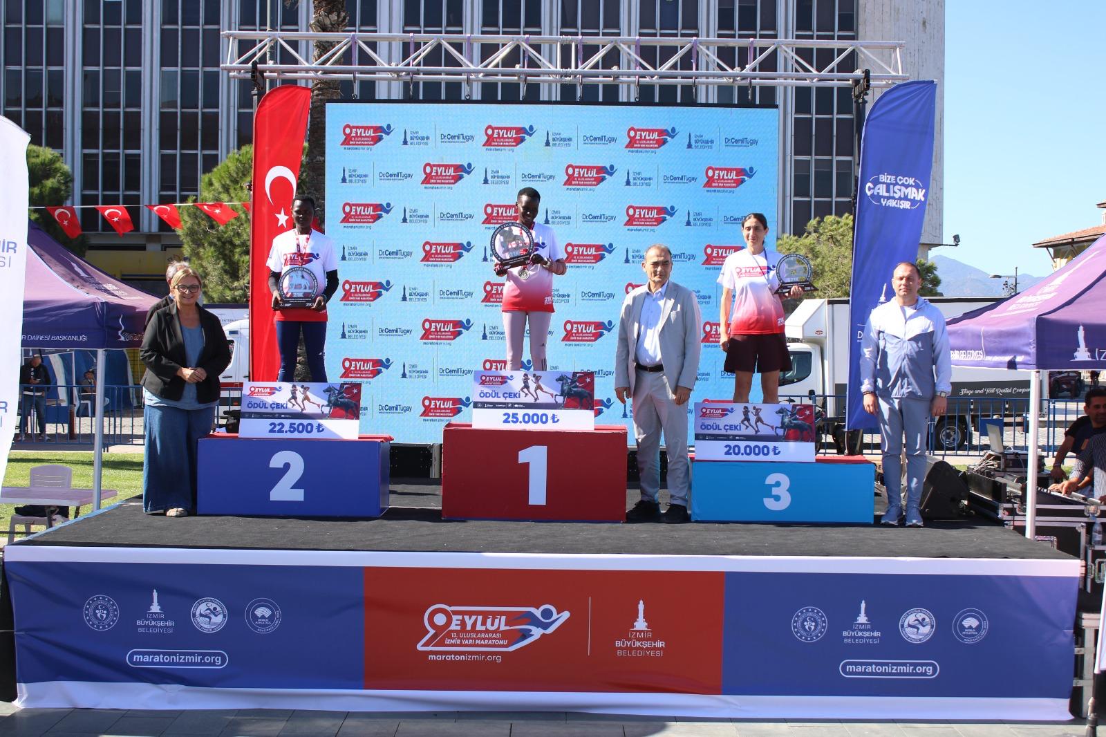 Uluslararası 9 Eylül İzmir Yarı Maratonu renkli görüntülere sahne oldu