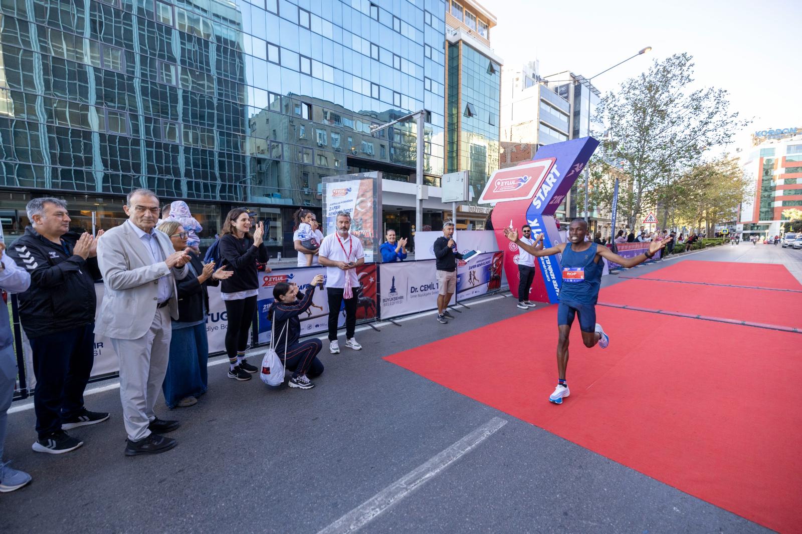 Uluslararası 9 Eylül İzmir Yarı Maratonu renkli görüntülere sahne oldu