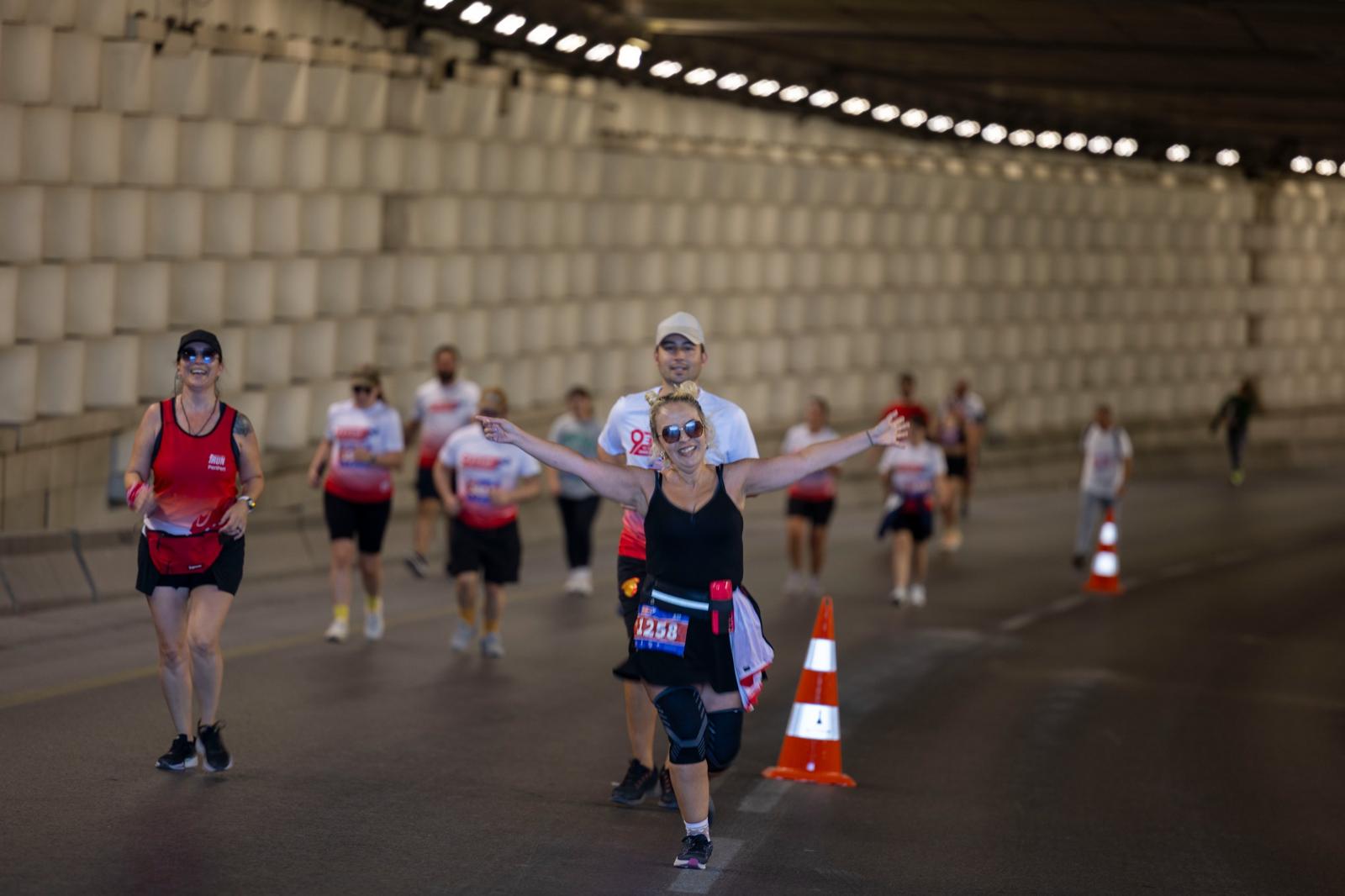 Uluslararası 9 Eylül İzmir Yarı Maratonu renkli görüntülere sahne oldu