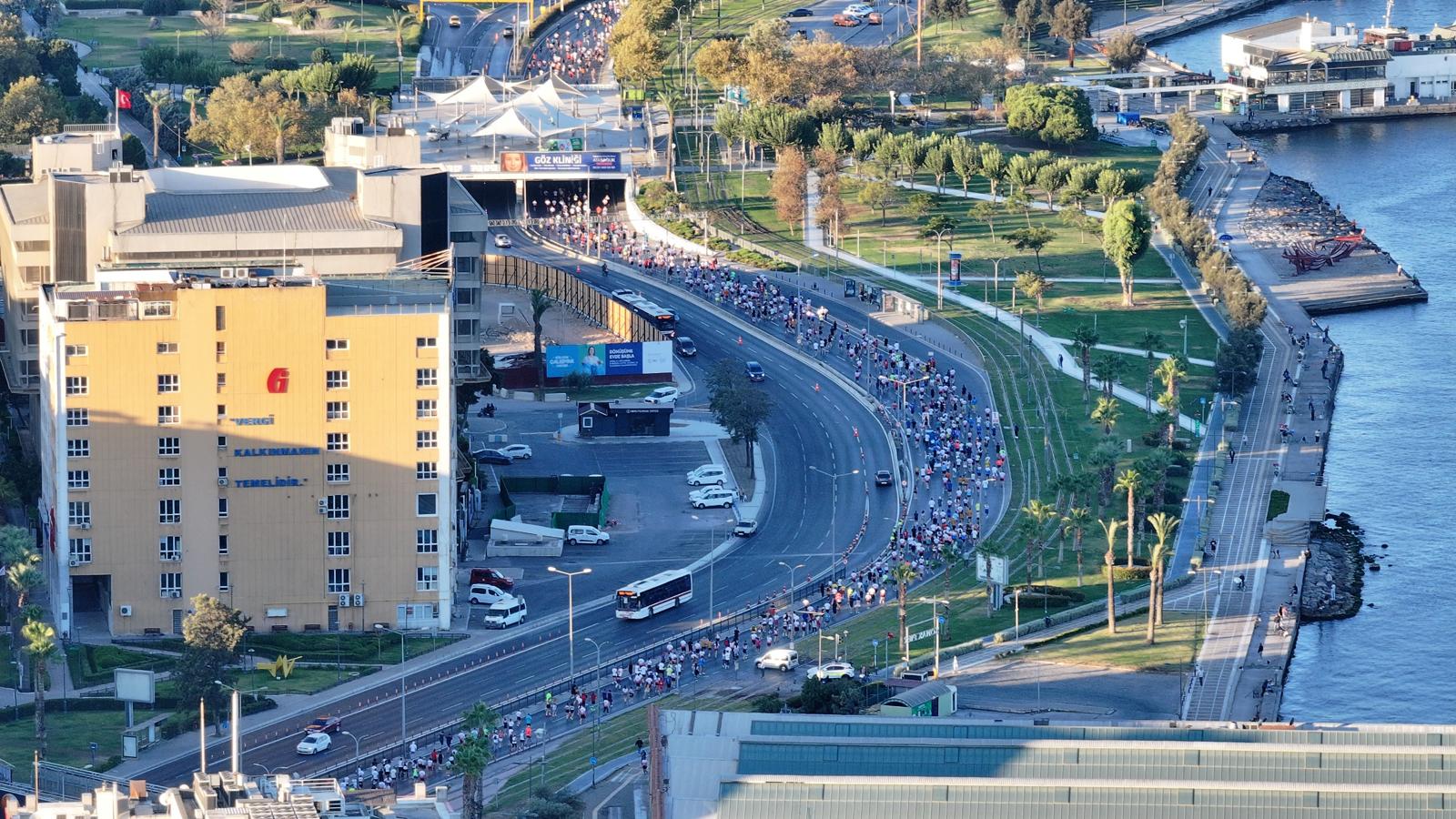 Uluslararası 9 Eylül İzmir Yarı Maratonu renkli görüntülere sahne oldu